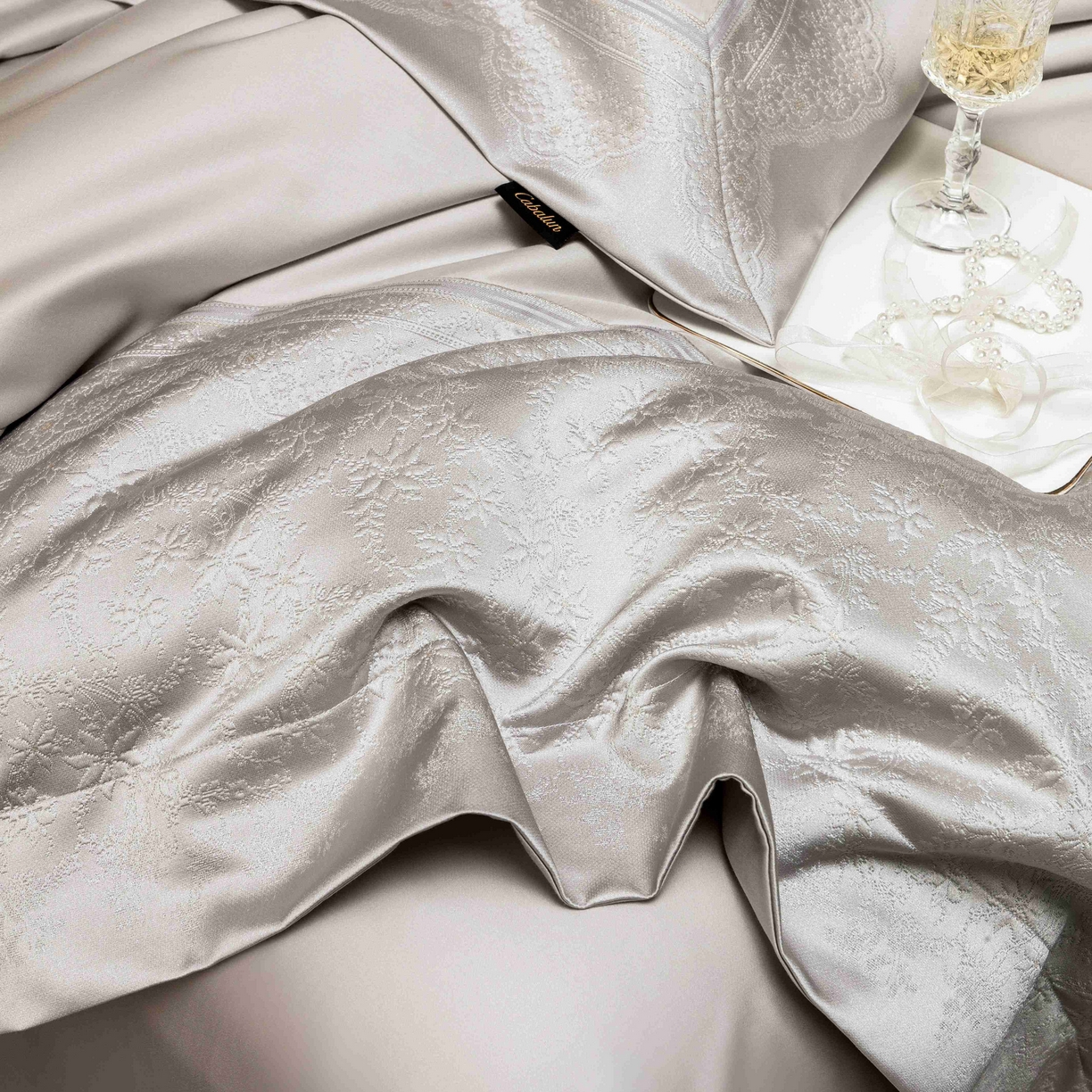 91家纺网 家纺一手货源 找家纺 卡巴伦家纺 2026春夏新款全棉纯棉贡缎高精密提花边条款式四件套 南法庄园-高级灰