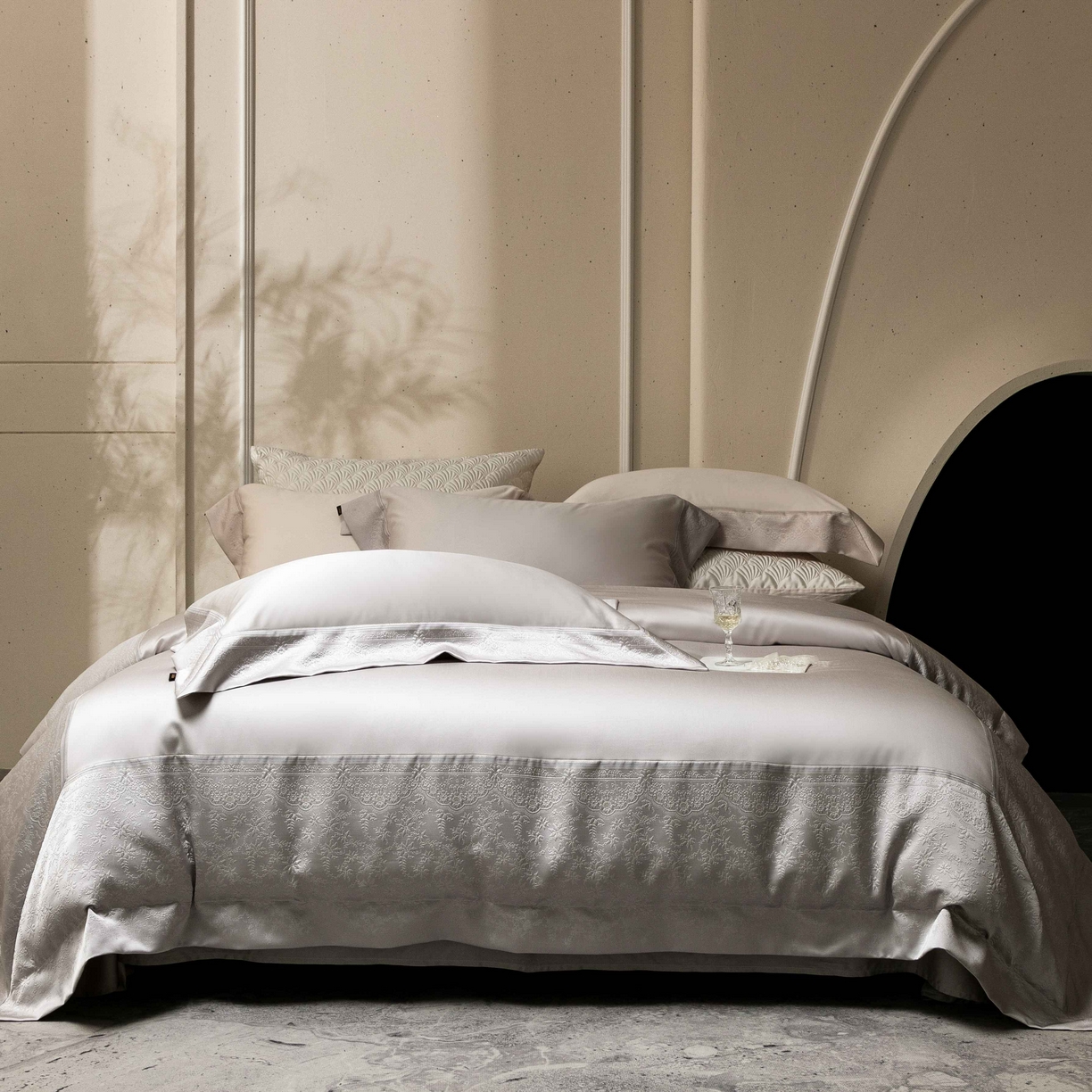 91家纺网 家纺一手货源 找家纺 卡巴伦家纺 2026春夏新款全棉纯棉贡缎高精密提花边条款式四件套 南法庄园-高级灰