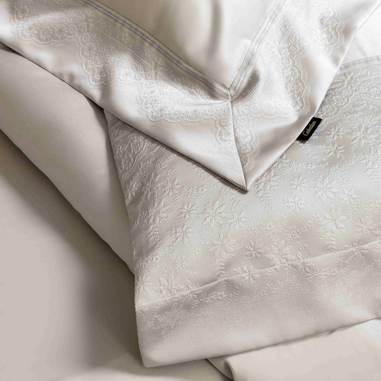 91家纺网 家纺一手货源 找家纺 卡巴伦家纺 2026春夏新款全棉纯棉贡缎高精密提花边条款式四件套 南法庄园-高级灰