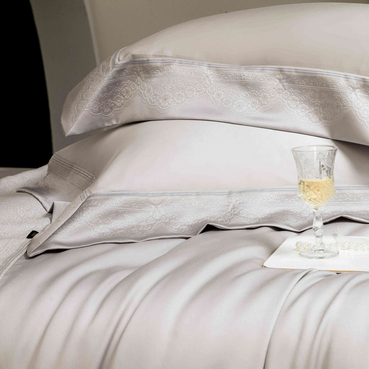 91家纺网 家纺一手货源 找家纺 卡巴伦家纺 2026春夏新款全棉纯棉贡缎高精密提花边条款式四件套 南法庄园-高级灰