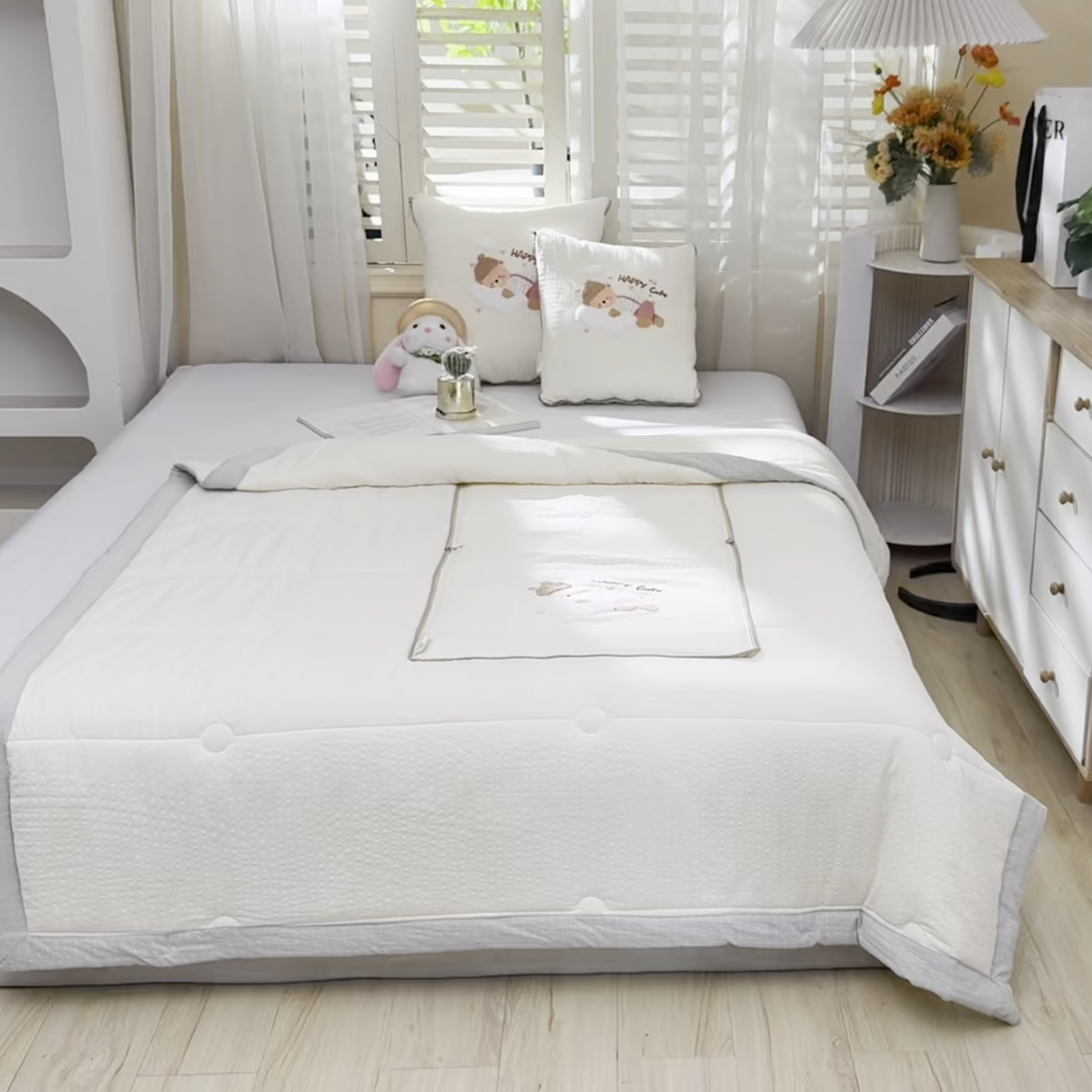 91家纺网 家纺一手货源 找家纺 恋绒家纺 2026新款四季款贴布绣靠枕被抱枕被飞天萌熊 云朵小熊-米白