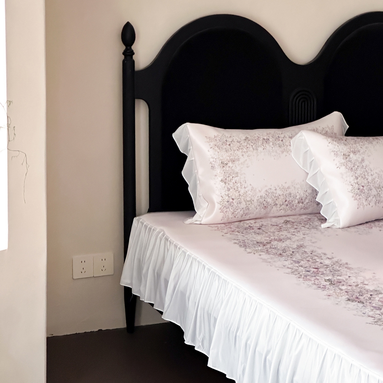 91家纺网 家纺一手货源 找家纺 三味舒屋 2026新款法式花庭系列冰丝席床裙款凉席席子 莫妮卡