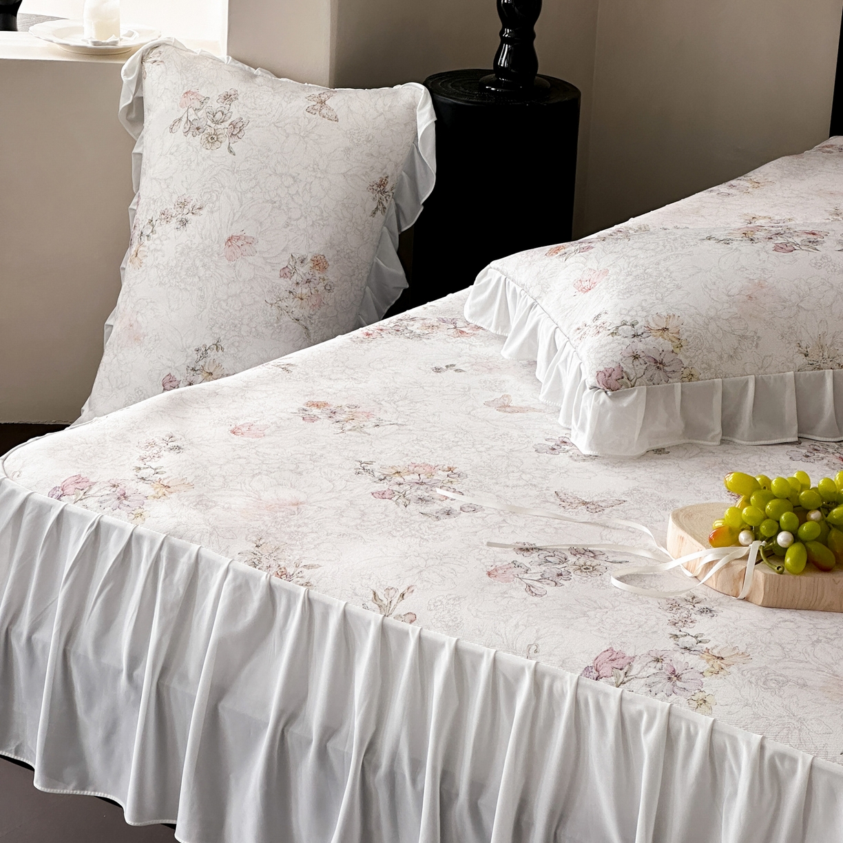 91家纺网 家纺一手货源 找家纺 三味舒屋 2026新款法式花庭系列冰丝席床裙款凉席席子 娜塔莎