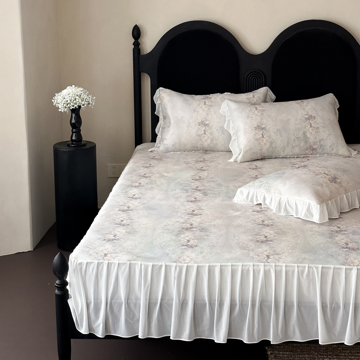 91家纺网 家纺一手货源 找家纺 三味舒屋 2026新款法式花庭系列冰丝席床裙款凉席席子 凯西娅