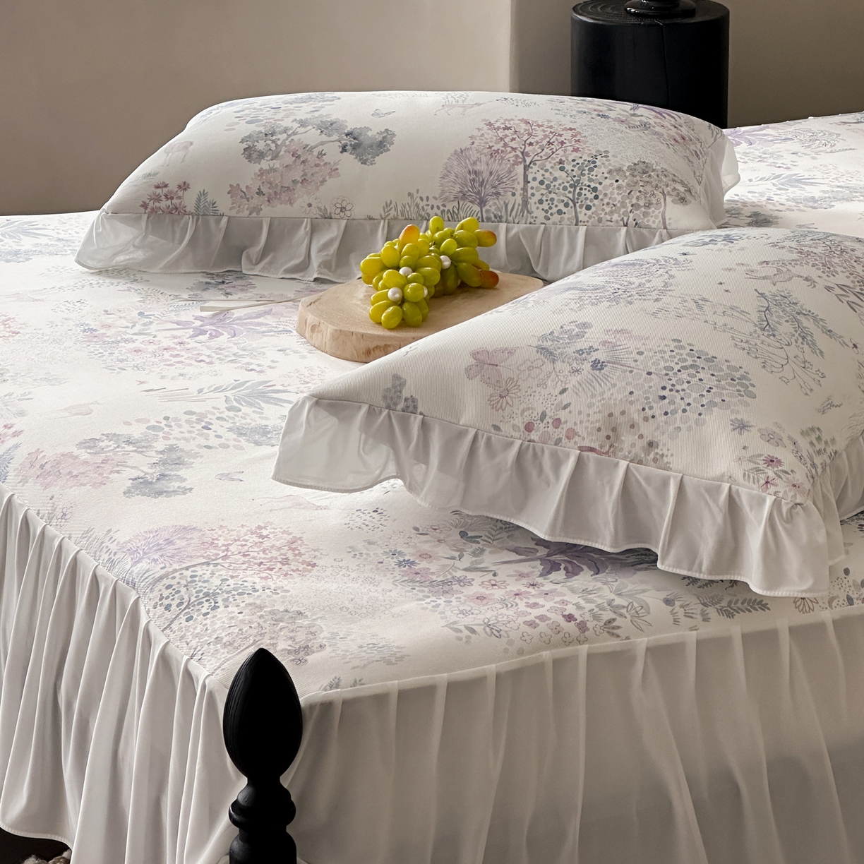 91家纺网 家纺一手货源 找家纺 三味舒屋 2026新款法式花庭系列冰丝席床裙款凉席席子 圣托里里