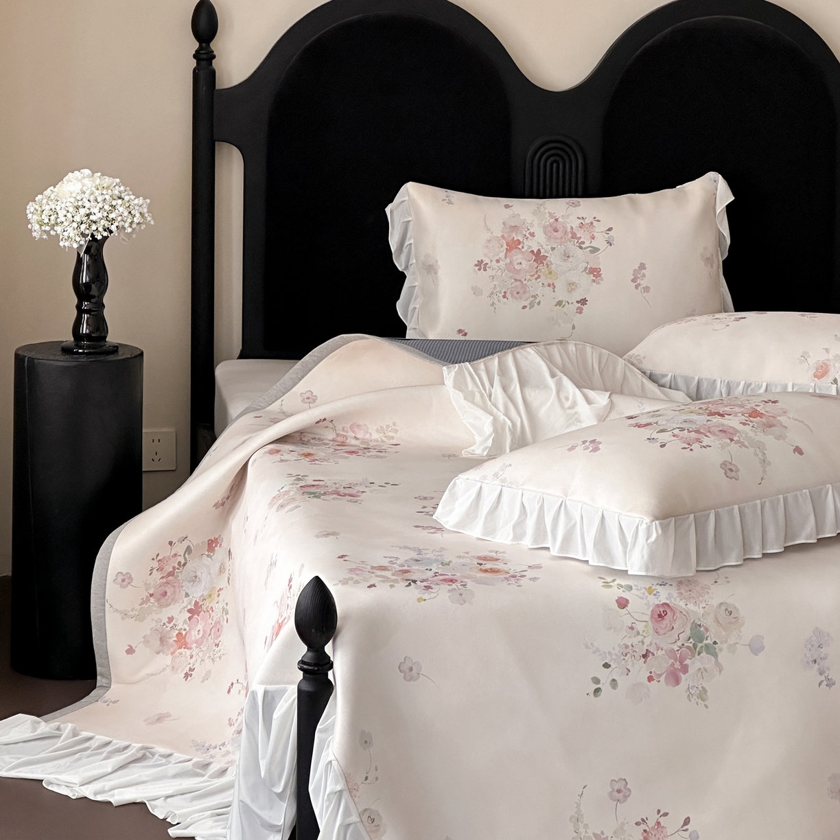 91家纺网 家纺一手货源 找家纺 三味舒屋 2026新款法式花庭系列冰丝席床裙款凉席席子 弥花集