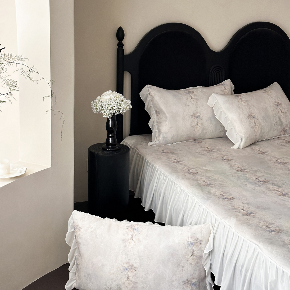 91家纺网 家纺一手货源 找家纺 三味舒屋 2026新款法式花庭系列冰丝席床裙款凉席席子 凯西娅