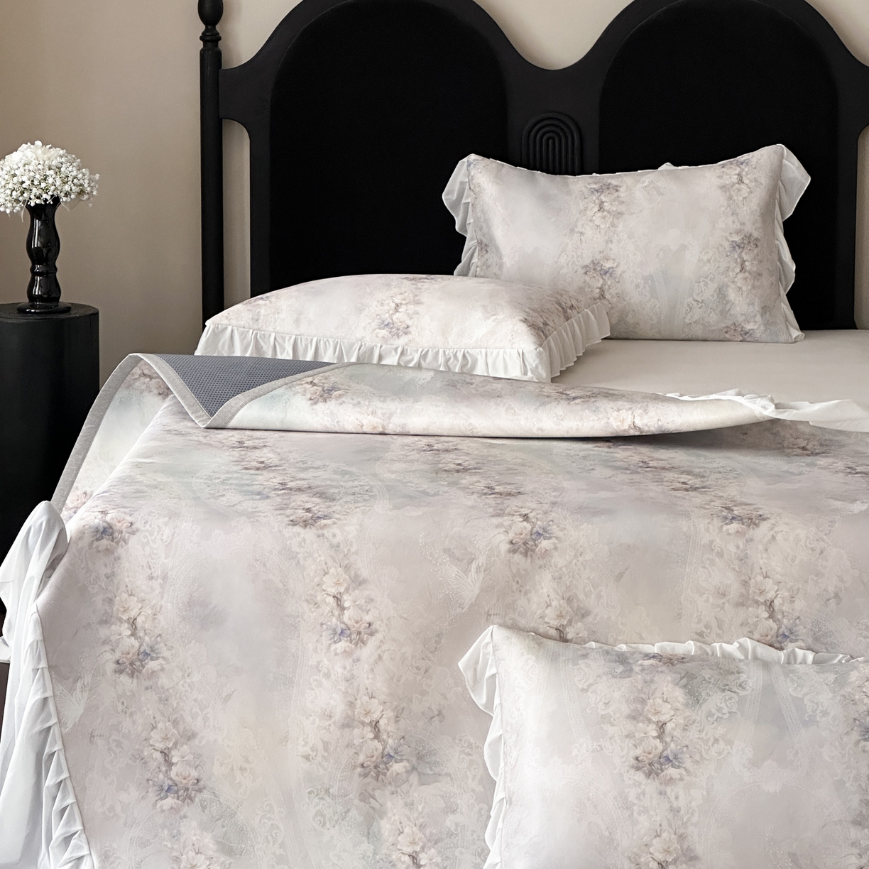 91家纺网 家纺一手货源 找家纺 三味舒屋 2026新款法式花庭系列冰丝席床裙款凉席席子 凯西娅