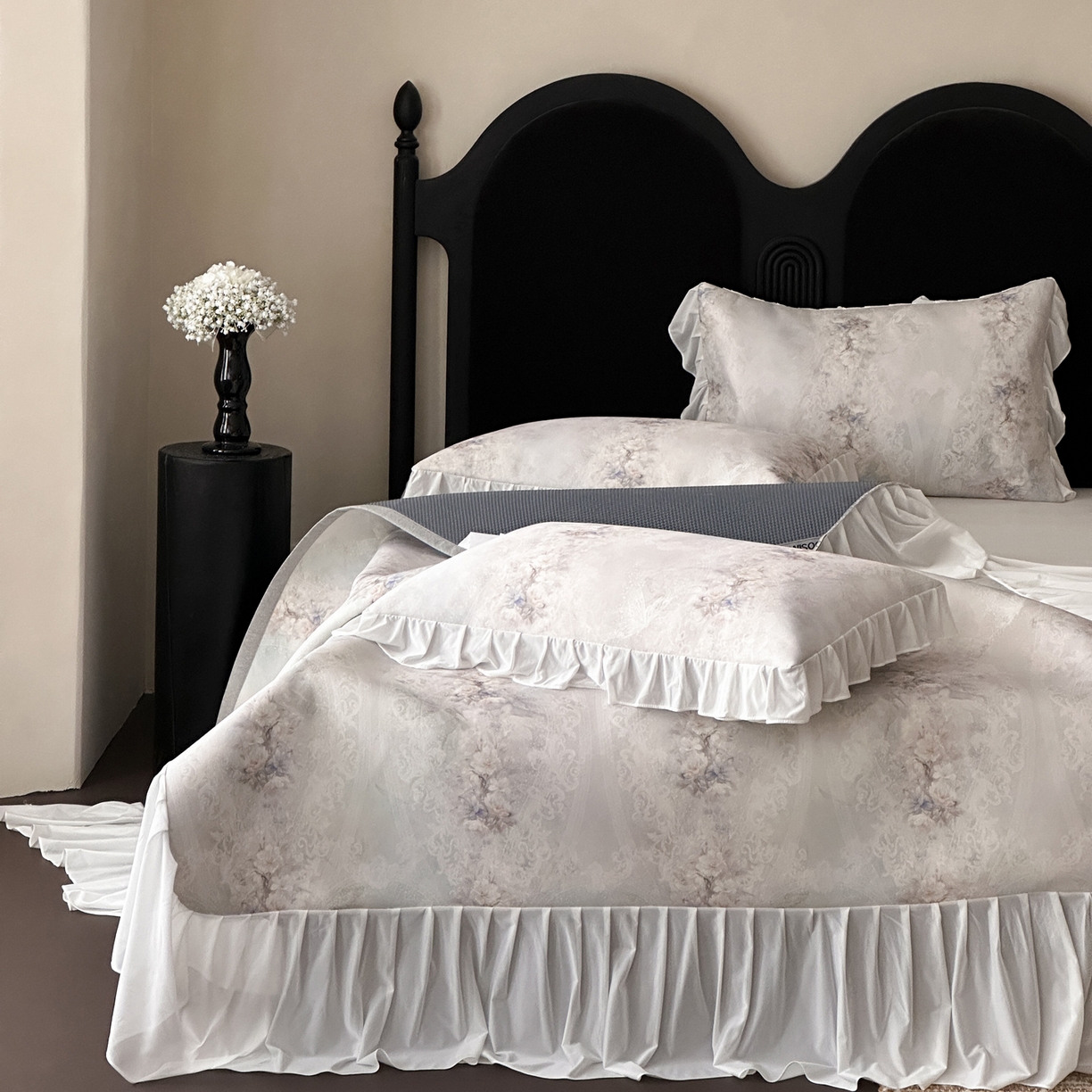 91家纺网 家纺一手货源 找家纺 三味舒屋 2026新款法式花庭系列冰丝席床裙款凉席席子 凯西娅