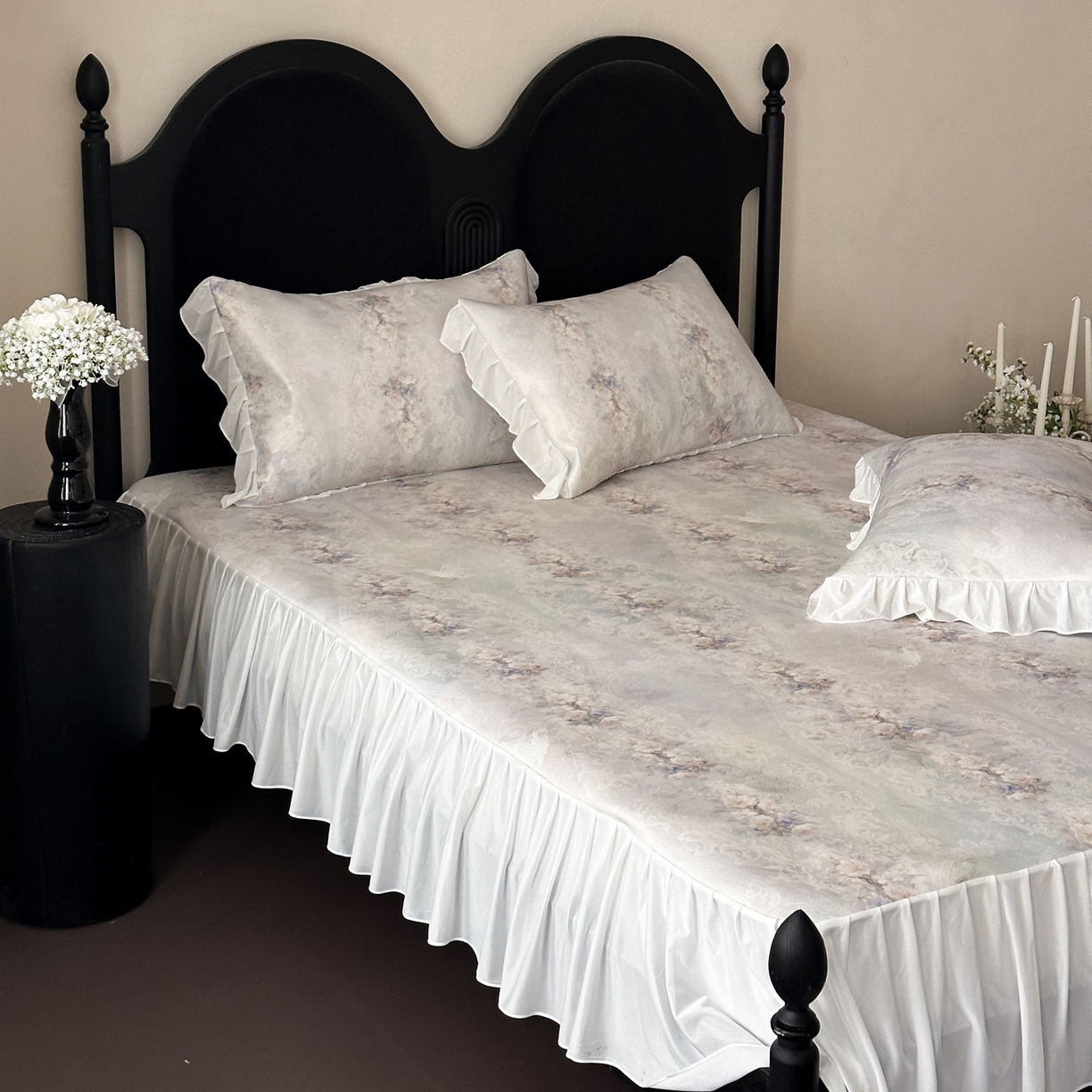 91家纺网 家纺一手货源 找家纺 三味舒屋 2026新款法式花庭系列冰丝席床裙款凉席席子 凯西娅