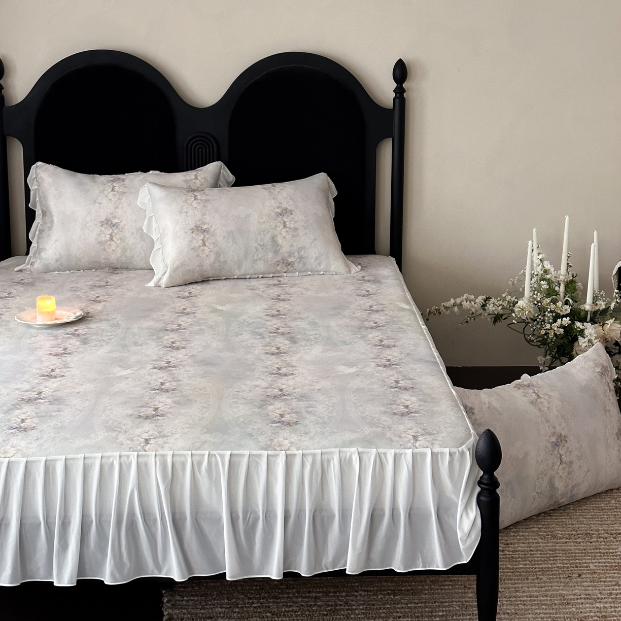 91家纺网 家纺一手货源 找家纺 三味舒屋 2026新款法式花庭系列冰丝席床裙款凉席席子 凯西娅