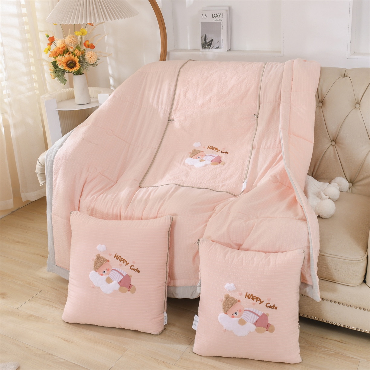 恋绒家纺 2026新款四季款贴布绣靠枕被抱枕被飞天萌熊 云朵小熊-浅粉