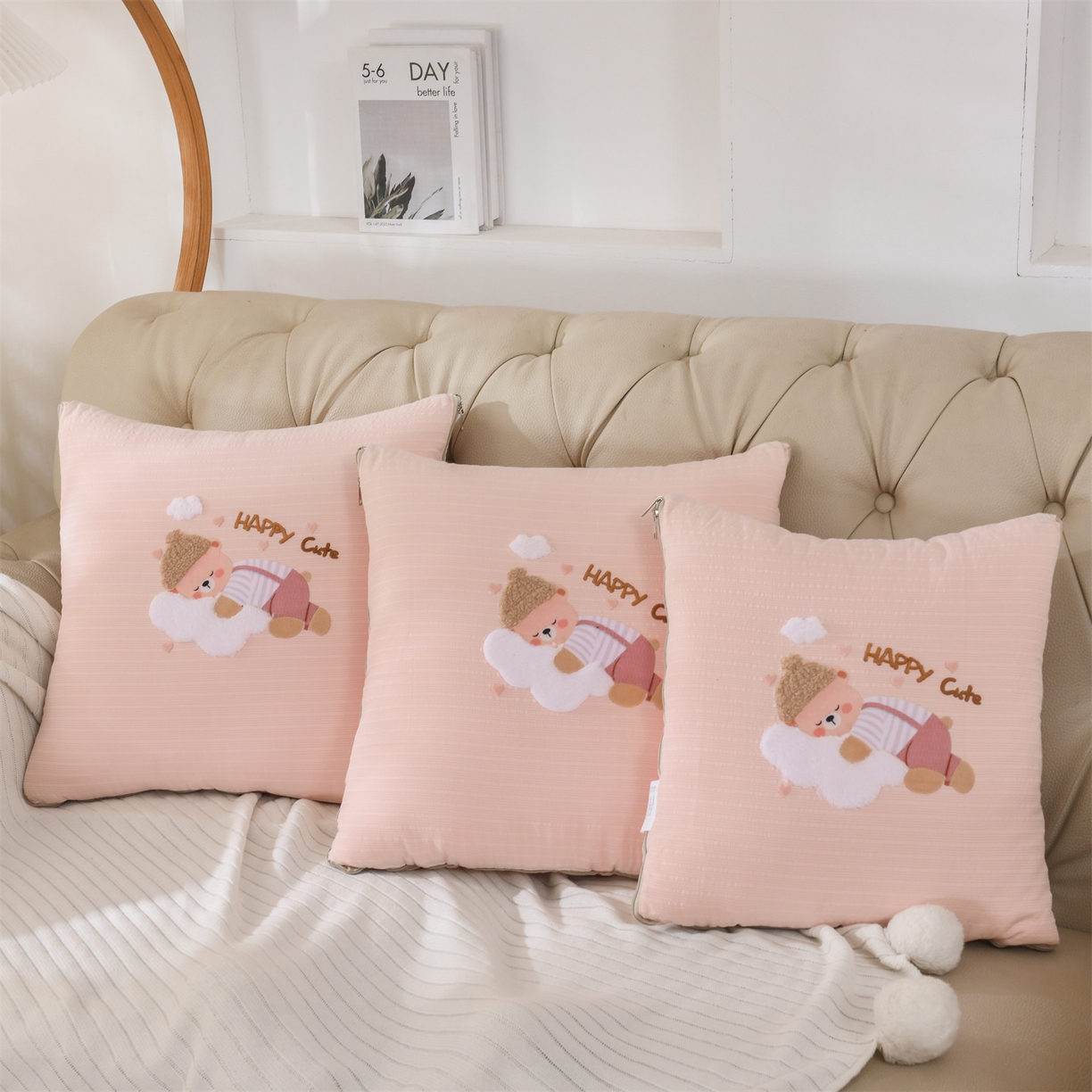 91家纺网 家纺一手货源 找家纺 恋绒家纺 2026新款四季款贴布绣靠枕被抱枕被飞天萌熊 云朵小熊-浅粉