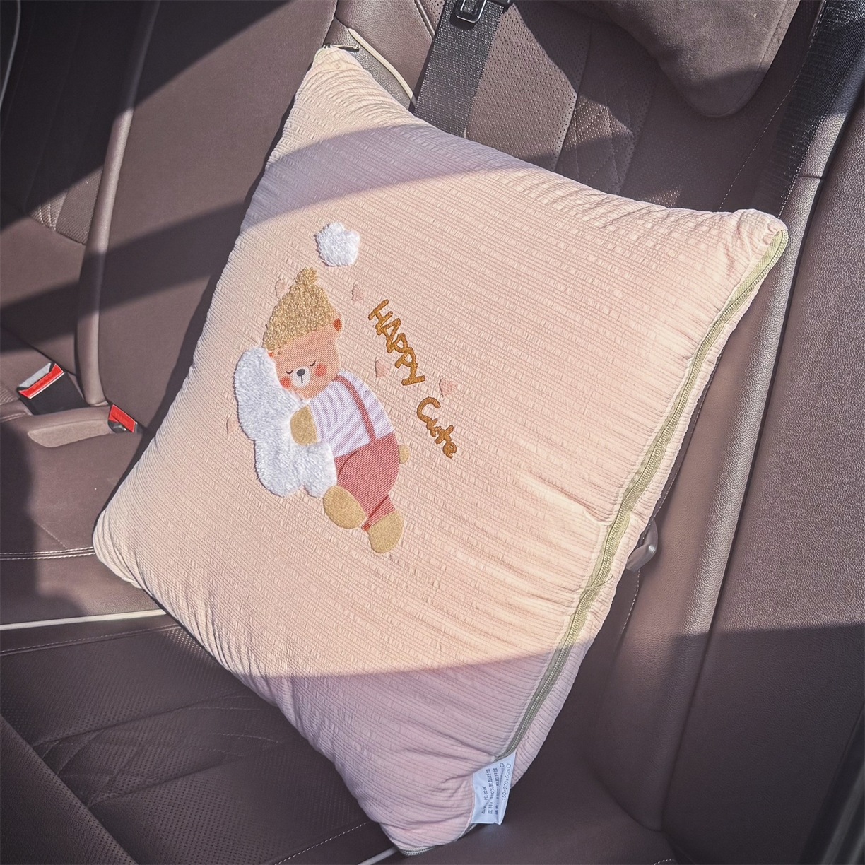 91家纺网 家纺一手货源 找家纺 恋绒家纺 2026新款四季款贴布绣靠枕被抱枕被飞天萌熊 云朵小熊-浅粉