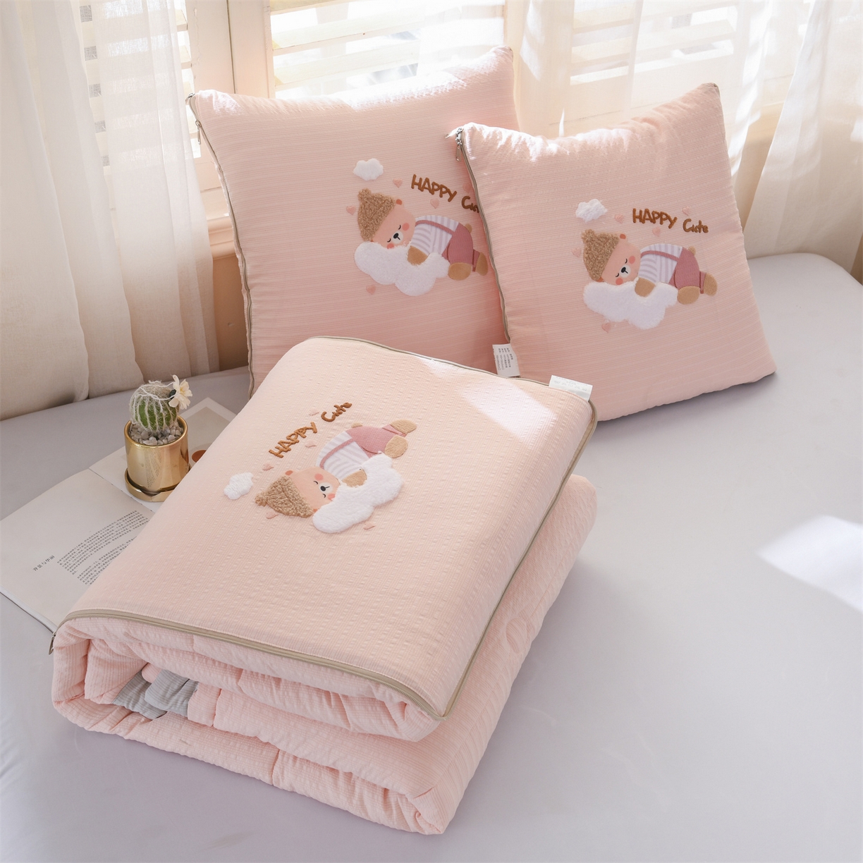 91家纺网 家纺一手货源 找家纺 恋绒家纺 2026新款四季款贴布绣靠枕被抱枕被飞天萌熊 云朵小熊-浅粉