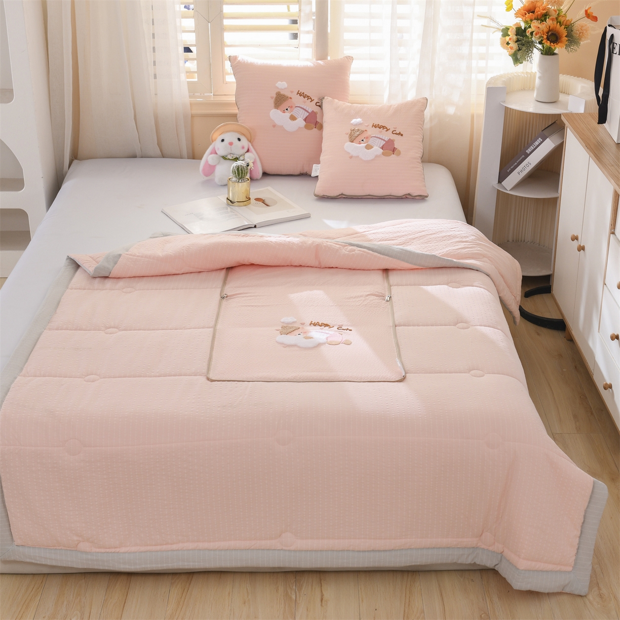 91家纺网 家纺一手货源 找家纺 恋绒家纺 2026新款四季款贴布绣靠枕被抱枕被飞天萌熊 云朵小熊-浅粉