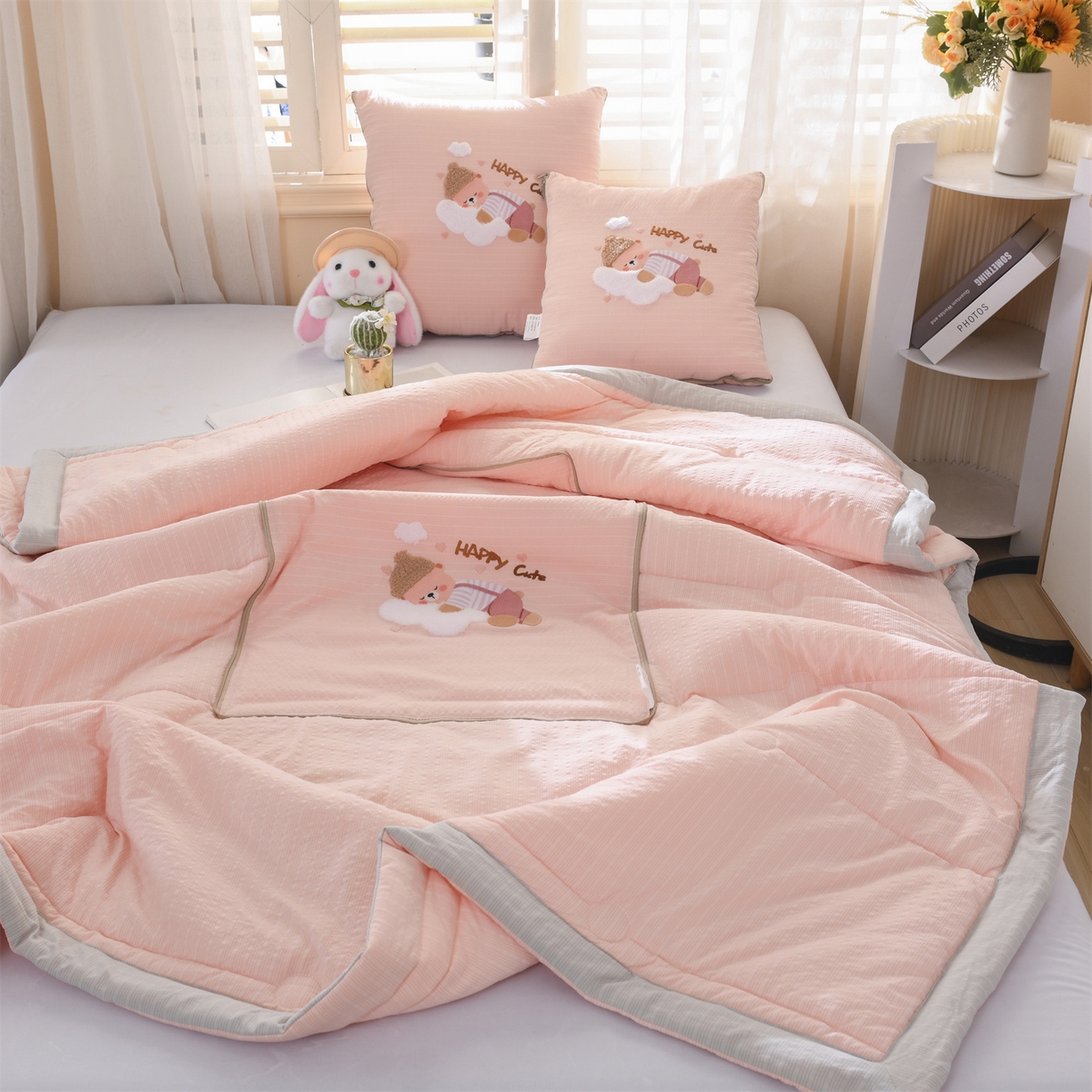 91家纺网 家纺一手货源 找家纺 恋绒家纺 2026新款四季款贴布绣靠枕被抱枕被飞天萌熊 云朵小熊-浅粉