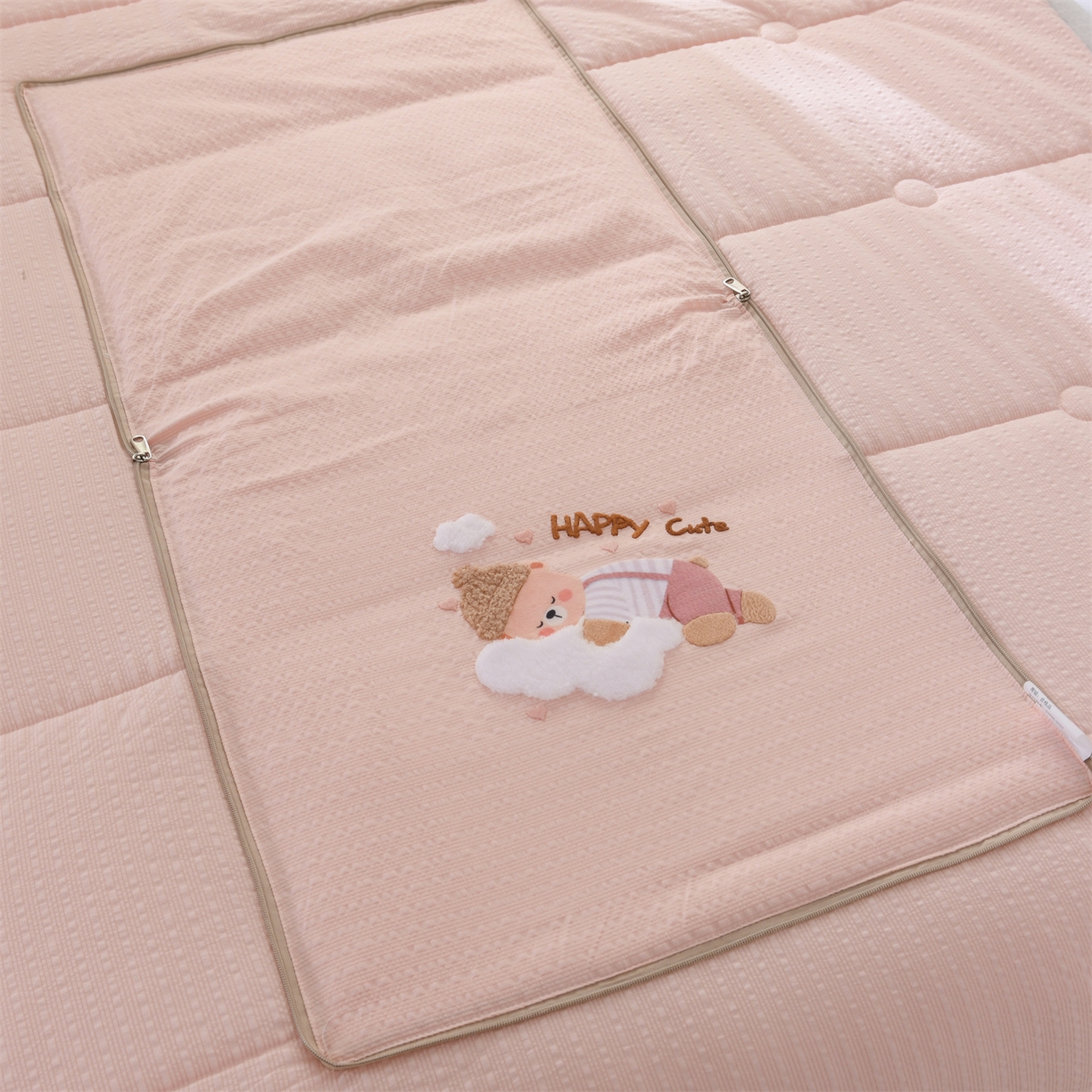 91家纺网 家纺一手货源 找家纺 恋绒家纺 2026新款四季款贴布绣靠枕被抱枕被飞天萌熊 云朵小熊-浅粉