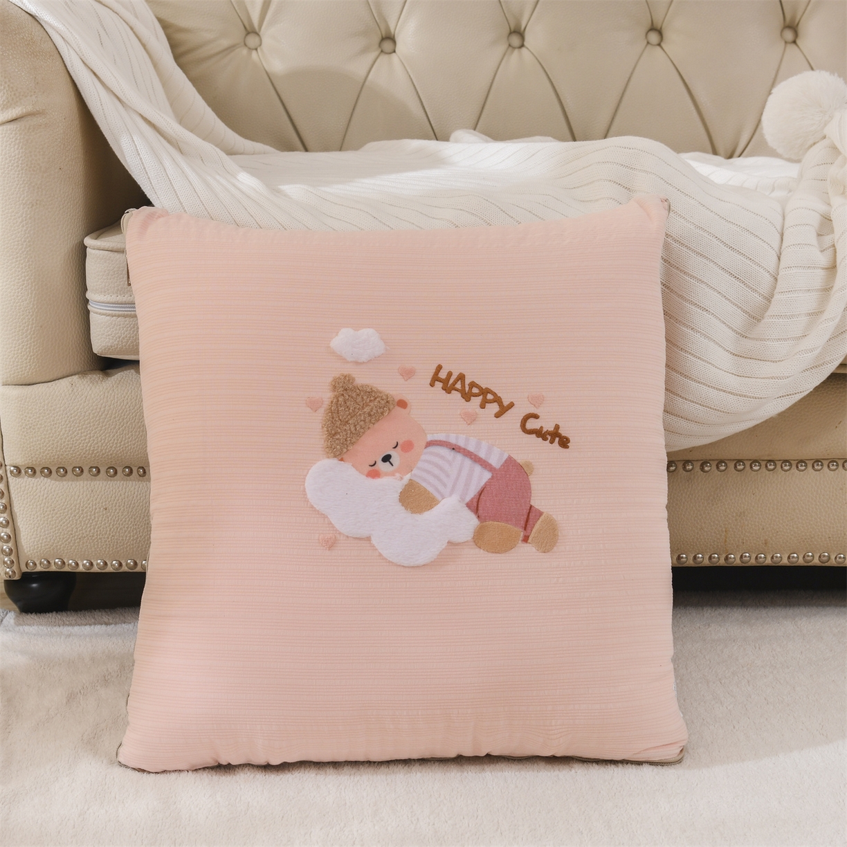 91家纺网 家纺一手货源 找家纺 恋绒家纺 2026新款四季款贴布绣靠枕被抱枕被飞天萌熊 云朵小熊-浅粉