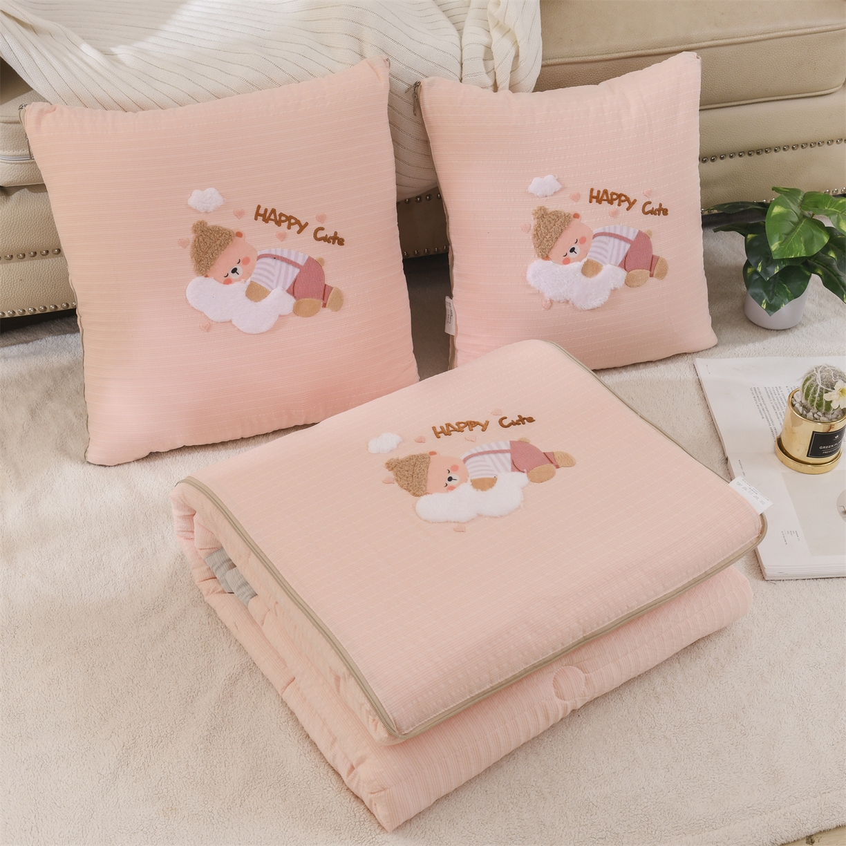 91家纺网 家纺一手货源 找家纺 恋绒家纺 2026新款四季款贴布绣靠枕被抱枕被飞天萌熊 云朵小熊-浅粉