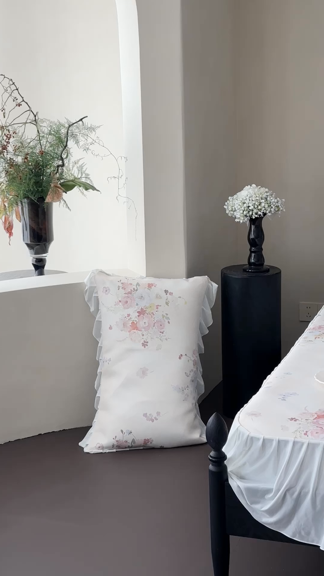 91家纺网 家纺一手货源 找家纺 三味舒屋 2026新款法式花庭系列冰丝席床裙款凉席席子 弥花集