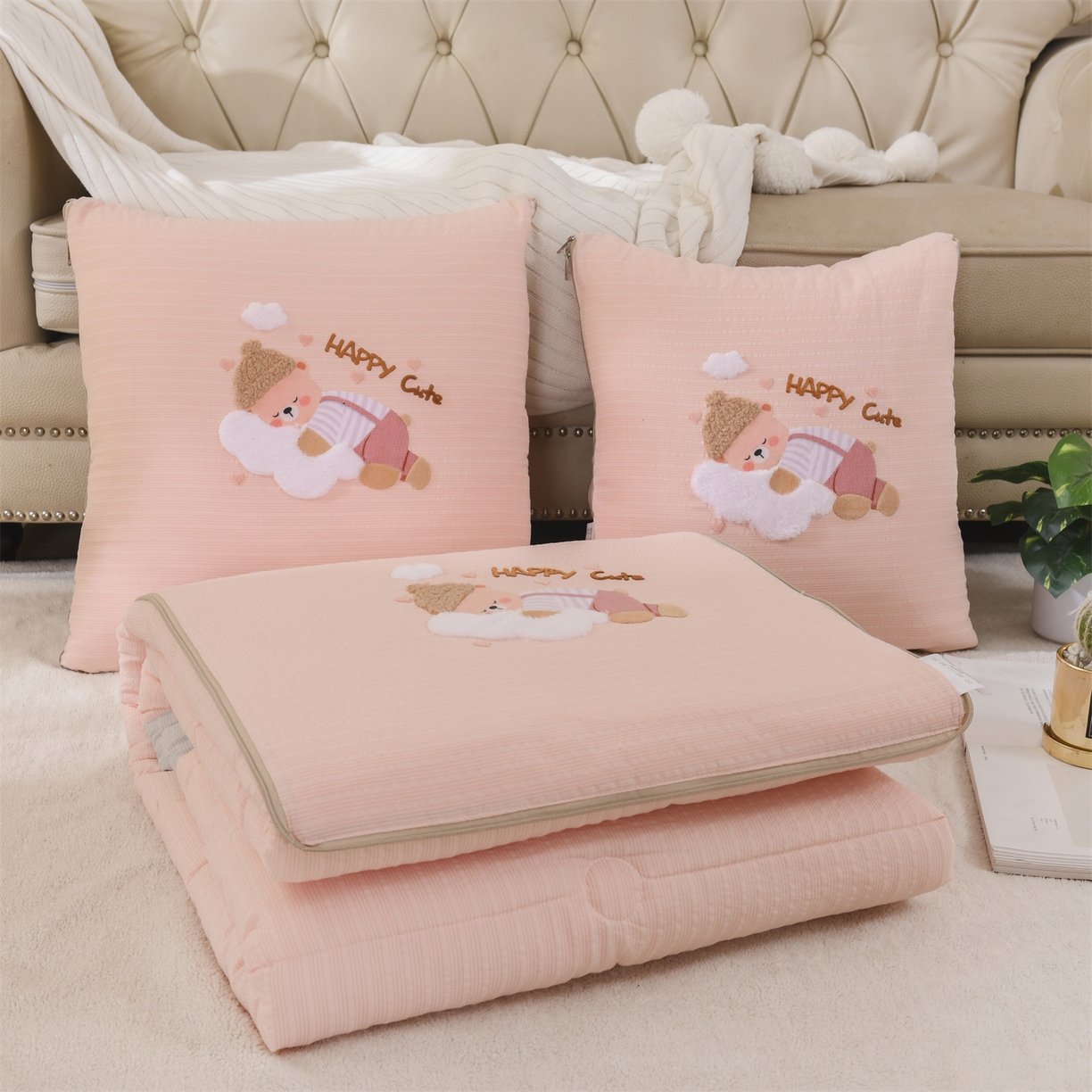 91家纺网 家纺一手货源 找家纺 恋绒家纺 2026新款四季款贴布绣靠枕被抱枕被飞天萌熊 云朵小熊-浅粉