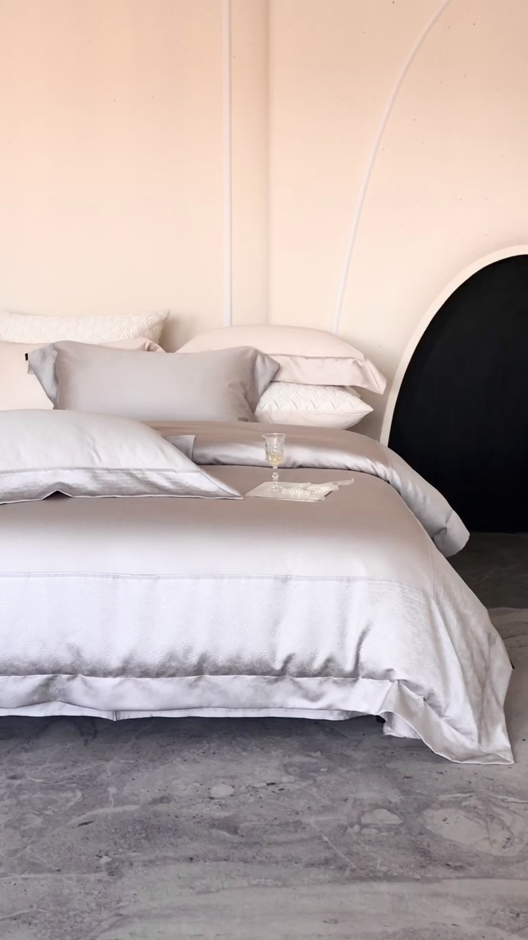 91家纺网 家纺一手货源 找家纺 卡巴伦家纺 2026春夏新款全棉纯棉贡缎高精密提花边条款式四件套 南法庄园-高级灰