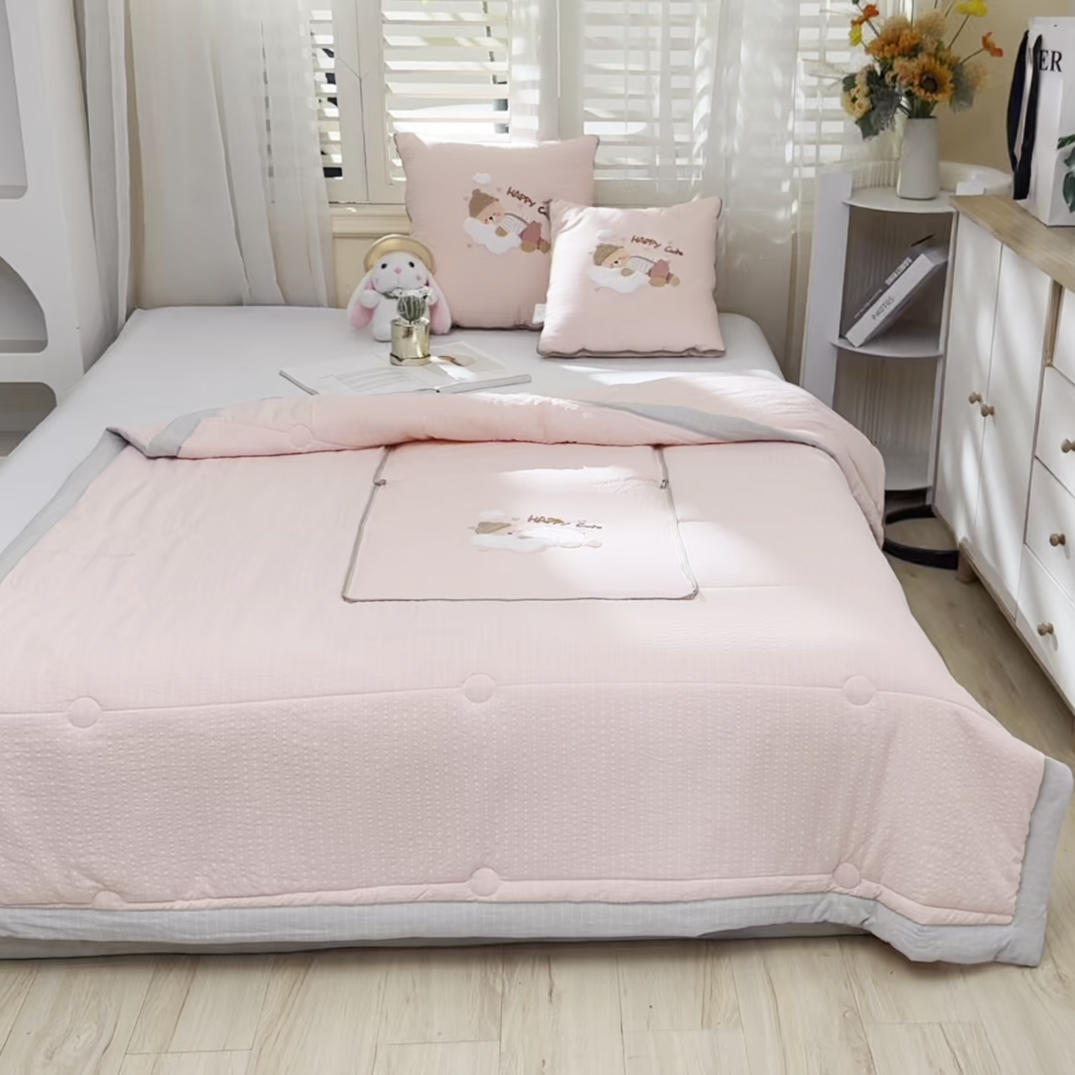 91家纺网 家纺一手货源 找家纺 恋绒家纺 2026新款四季款贴布绣靠枕被抱枕被飞天萌熊 云朵小熊-浅粉