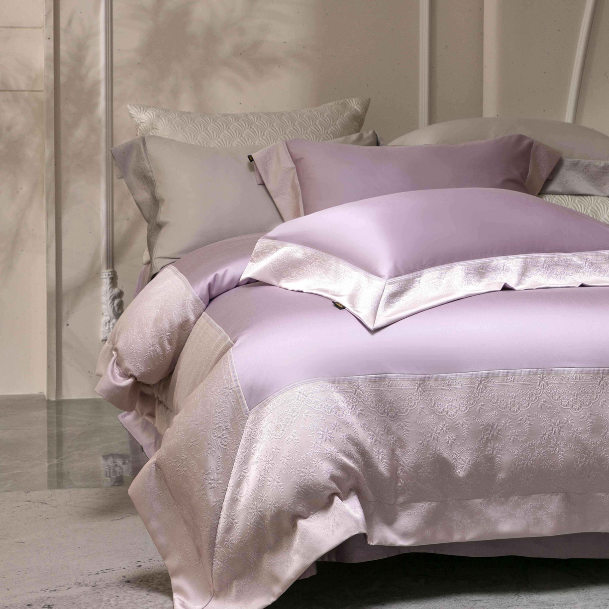 91家纺网 家纺一手货源 找家纺 卡巴伦家纺 2026春夏新款全棉纯棉贡缎高精密提花边条款式四件套 南法庄园-漫漫紫