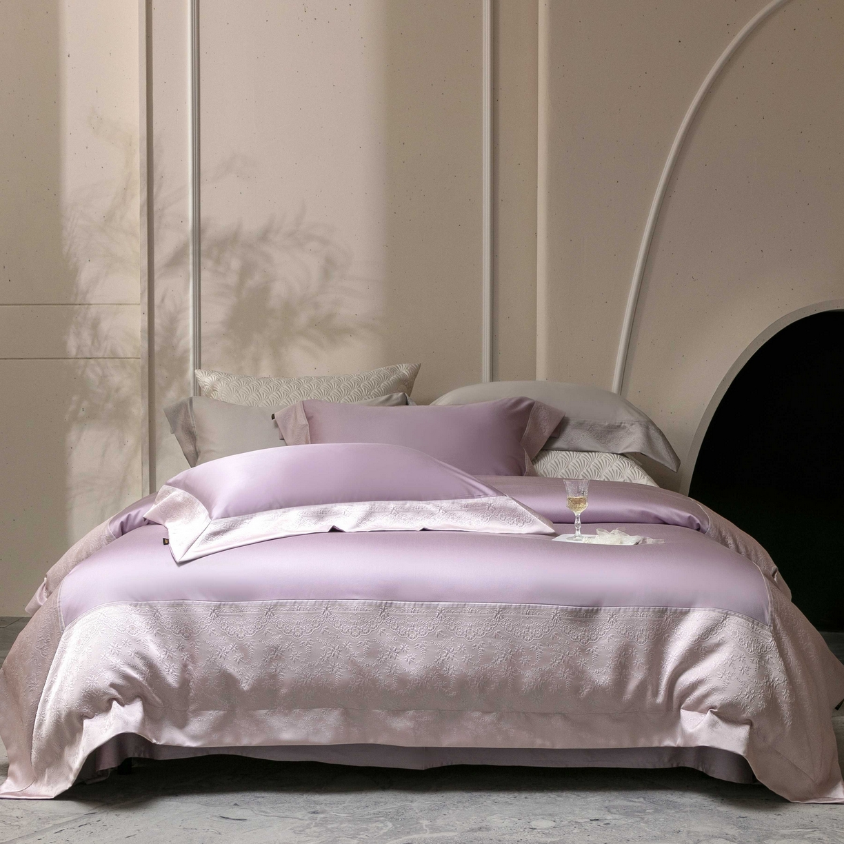 91家纺网 家纺一手货源 找家纺 卡巴伦家纺 2026春夏新款全棉纯棉贡缎高精密提花边条款式四件套 南法庄园-漫漫紫