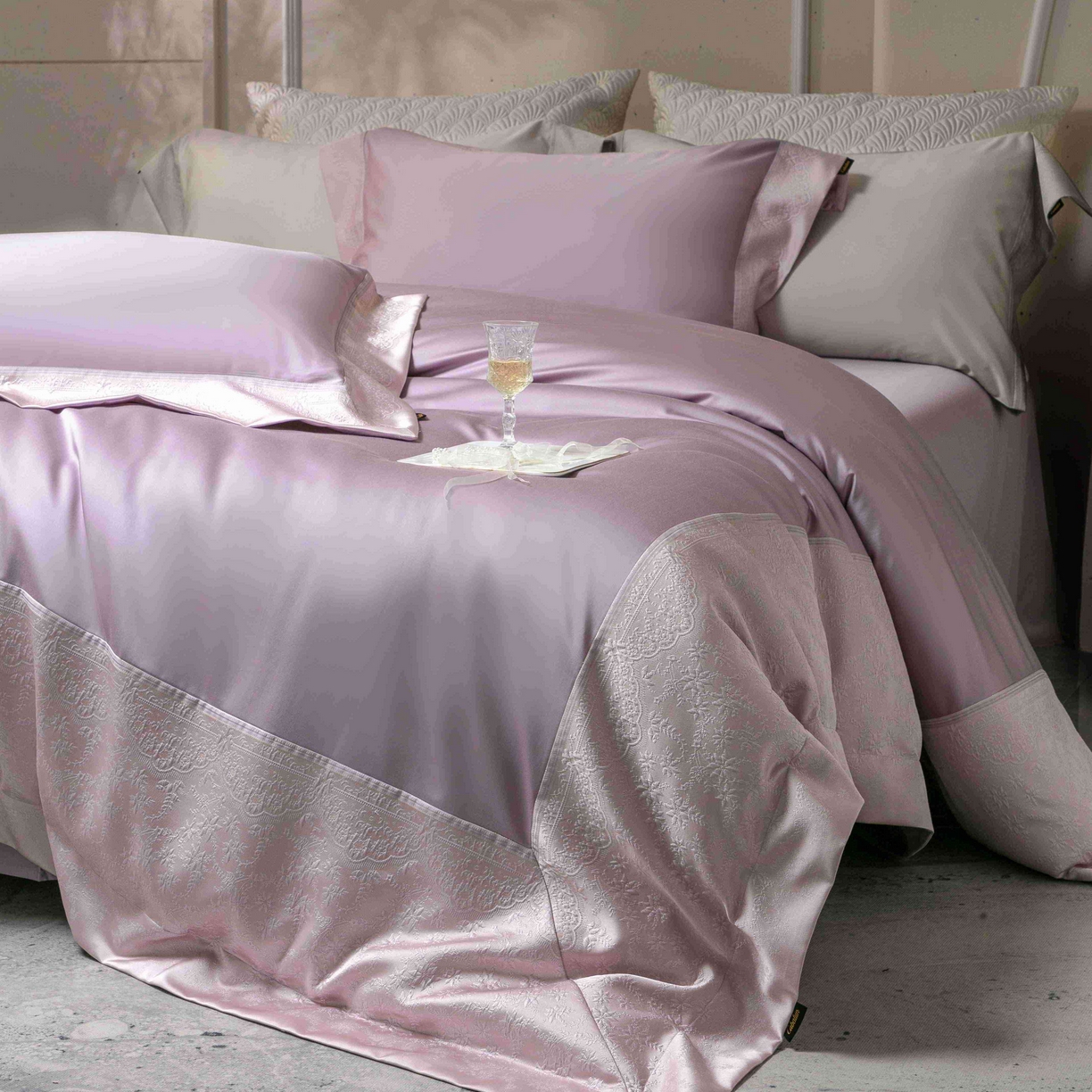 91家纺网 家纺一手货源 找家纺 卡巴伦家纺 2026春夏新款全棉纯棉贡缎高精密提花边条款式四件套 南法庄园-漫漫紫