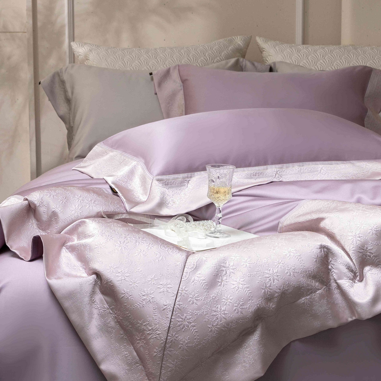 91家纺网 家纺一手货源 找家纺 卡巴伦家纺 2026春夏新款全棉纯棉贡缎高精密提花边条款式四件套 南法庄园-漫漫紫