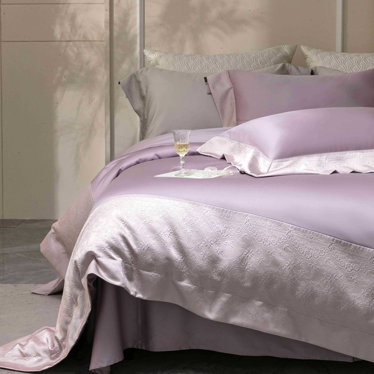 91家纺网 家纺一手货源 找家纺 卡巴伦家纺 2026春夏新款全棉纯棉贡缎高精密提花边条款式四件套 南法庄园-漫漫紫