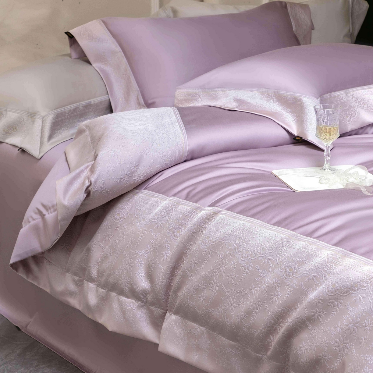 91家纺网 家纺一手货源 找家纺 卡巴伦家纺 2026春夏新款全棉纯棉贡缎高精密提花边条款式四件套 南法庄园-漫漫紫