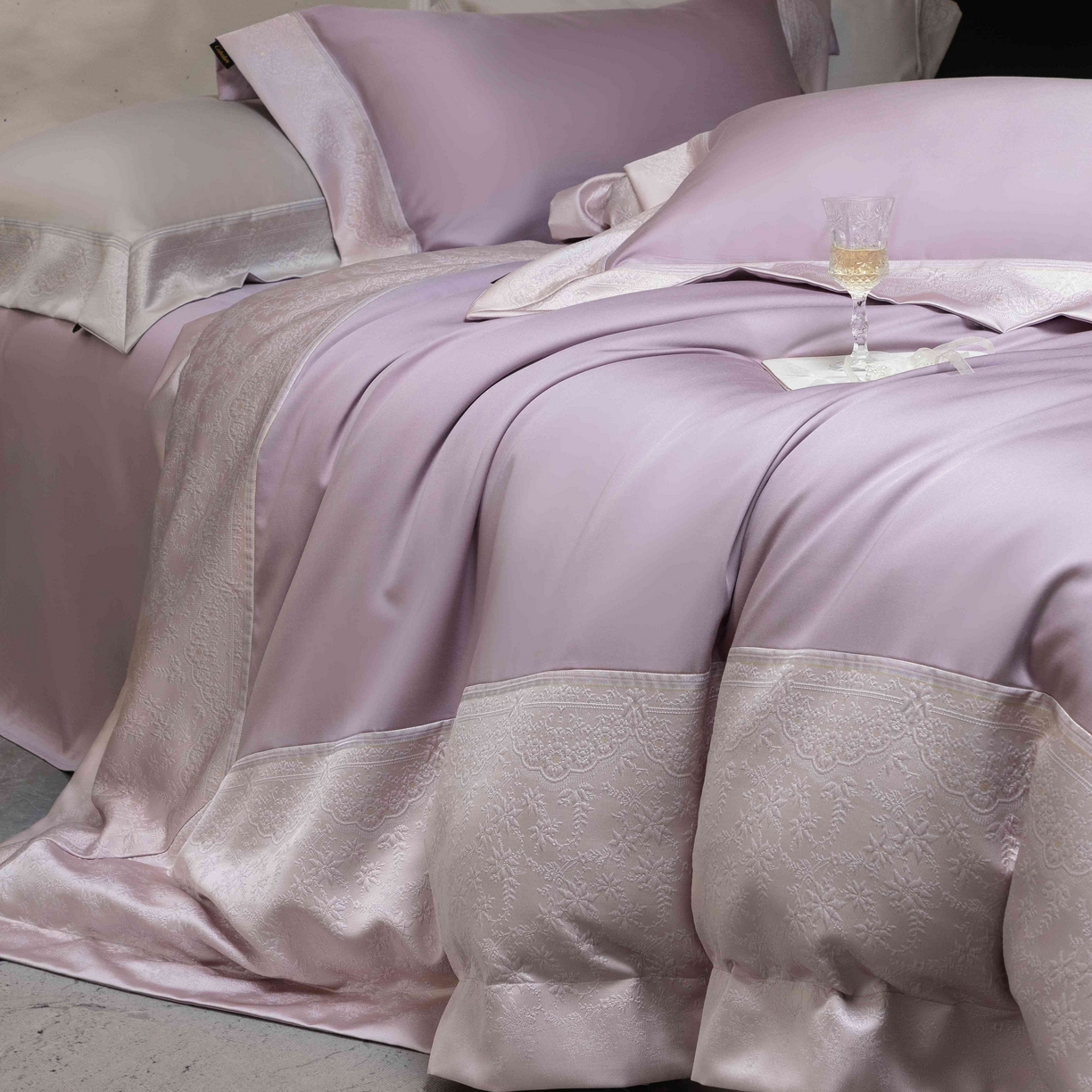 91家纺网 家纺一手货源 找家纺 卡巴伦家纺 2026春夏新款全棉纯棉贡缎高精密提花边条款式四件套 南法庄园-漫漫紫