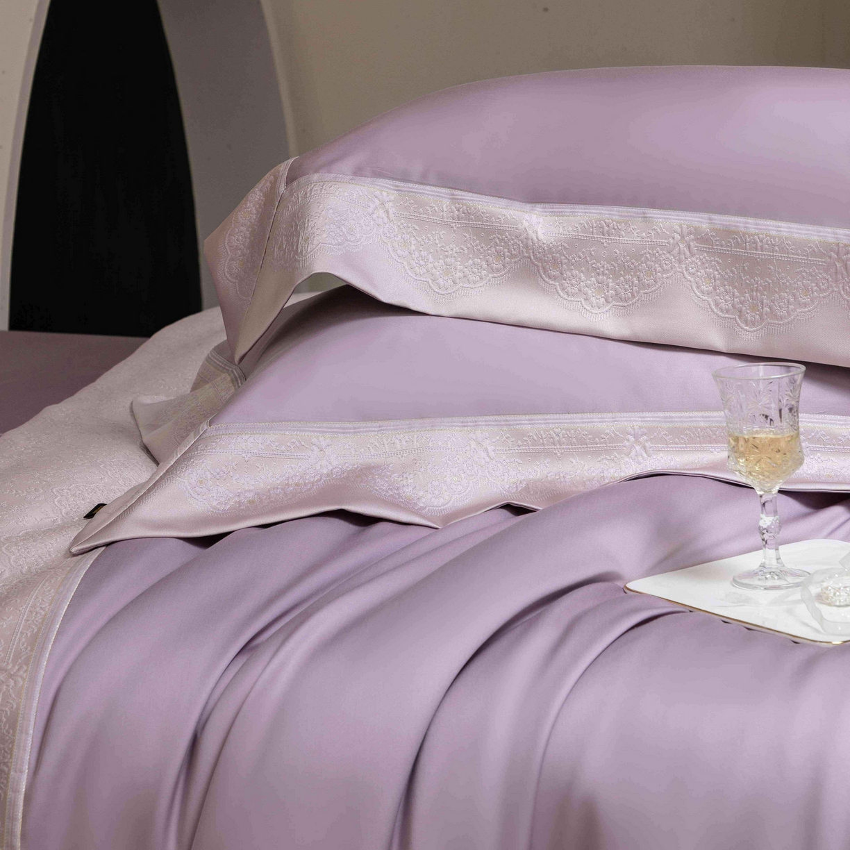 91家纺网 家纺一手货源 找家纺 卡巴伦家纺 2026春夏新款全棉纯棉贡缎高精密提花边条款式四件套 南法庄园-漫漫紫