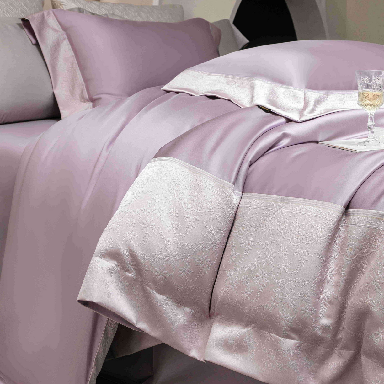 91家纺网 家纺一手货源 找家纺 卡巴伦家纺 2026春夏新款全棉纯棉贡缎高精密提花边条款式四件套 南法庄园-漫漫紫