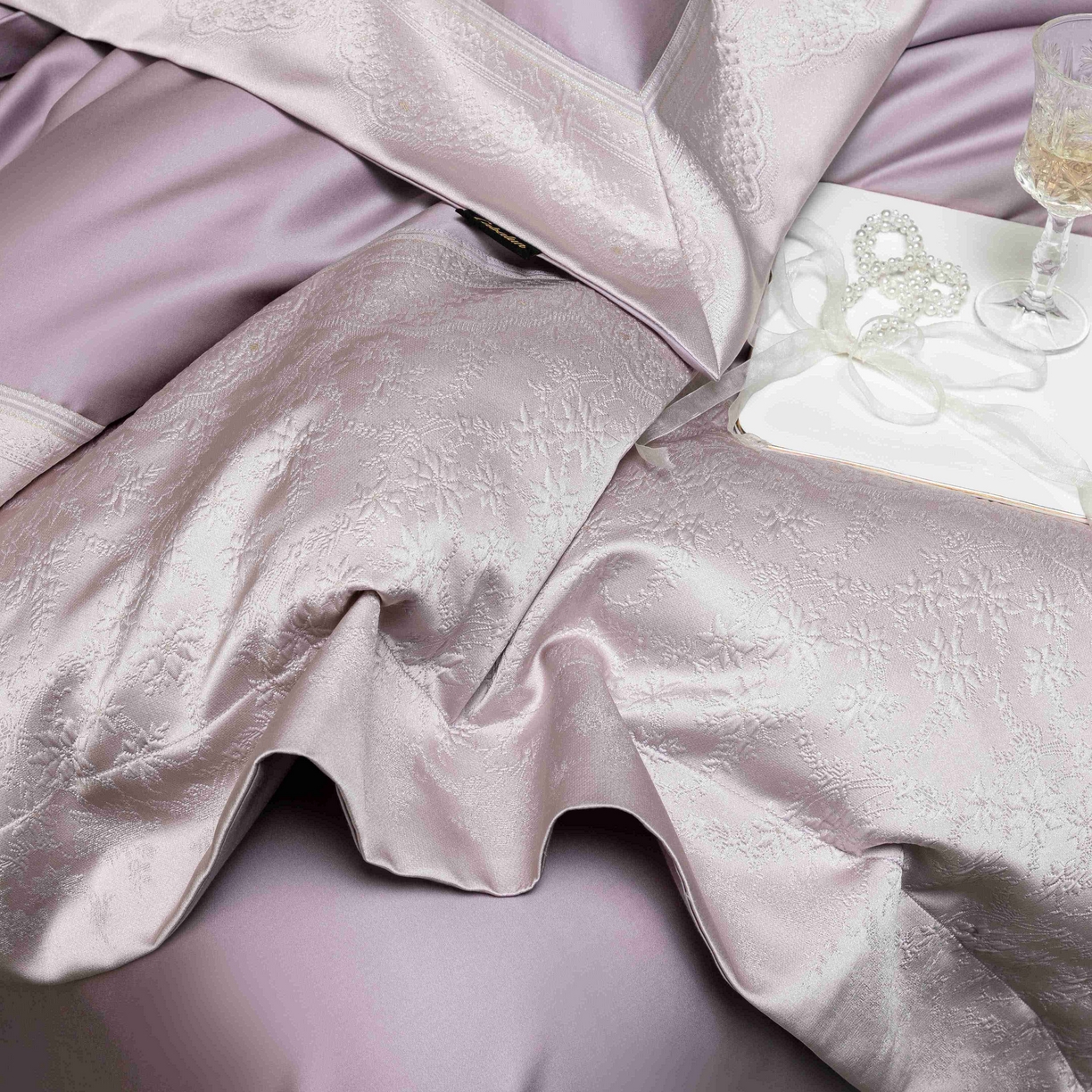 91家纺网 家纺一手货源 找家纺 卡巴伦家纺 2026春夏新款全棉纯棉贡缎高精密提花边条款式四件套 南法庄园-漫漫紫