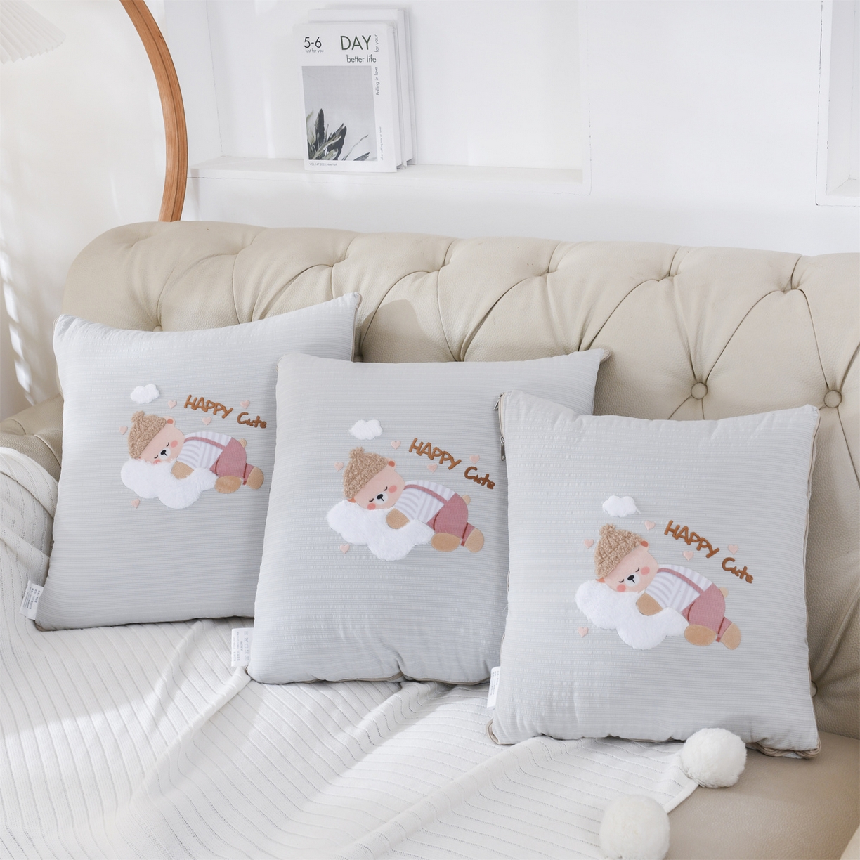 91家纺网 家纺一手货源 找家纺 恋绒家纺 2026新款四季款贴布绣靠枕被抱枕被飞天萌熊 云朵小熊-浅灰