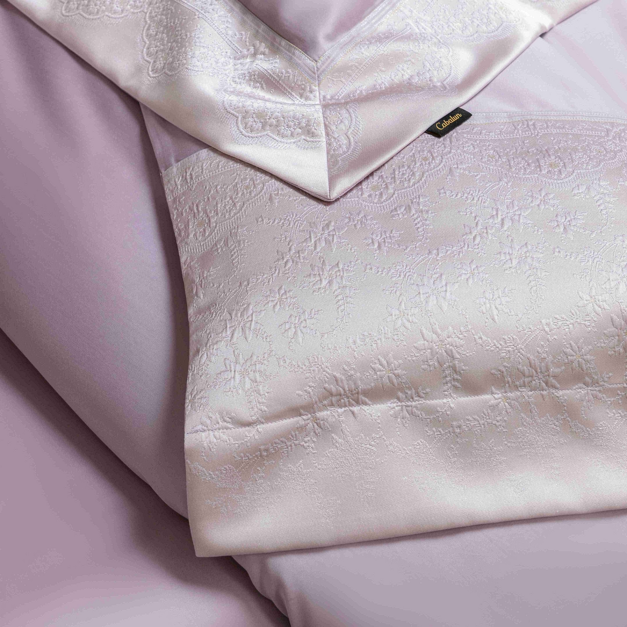 91家纺网 家纺一手货源 找家纺 卡巴伦家纺 2026春夏新款全棉纯棉贡缎高精密提花边条款式四件套 南法庄园-漫漫紫