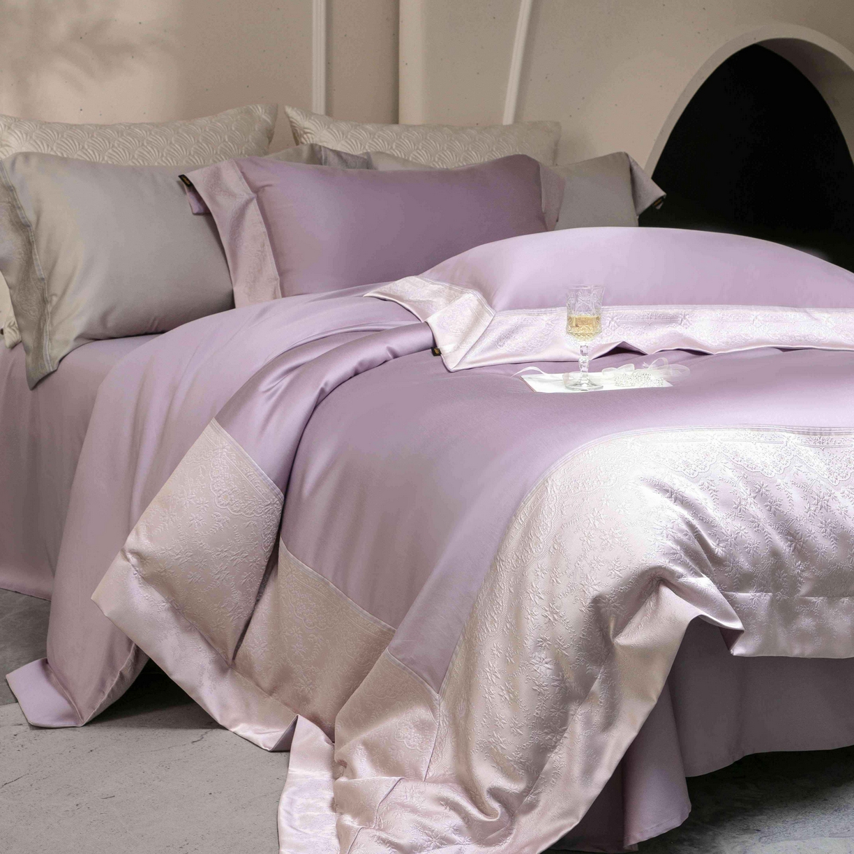 91家纺网 家纺一手货源 找家纺 卡巴伦家纺 2026春夏新款全棉纯棉贡缎高精密提花边条款式四件套 南法庄园-漫漫紫