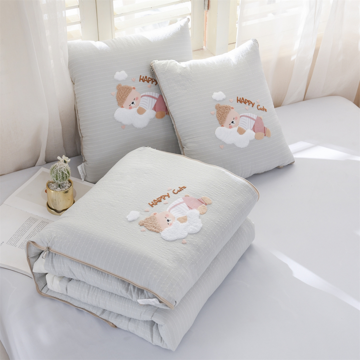 91家纺网 家纺一手货源 找家纺 恋绒家纺 2026新款四季款贴布绣靠枕被抱枕被飞天萌熊 云朵小熊-浅灰