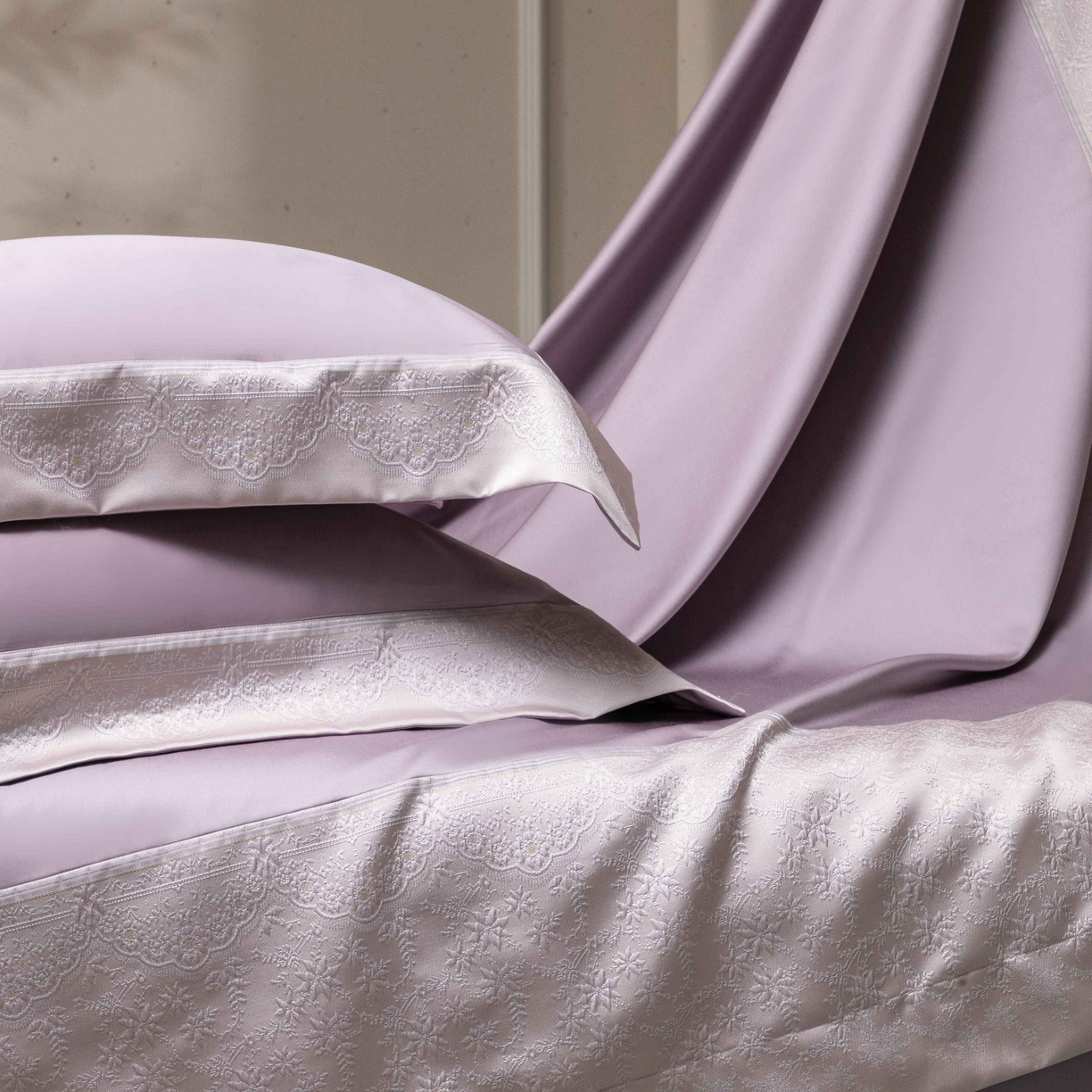 91家纺网 家纺一手货源 找家纺 卡巴伦家纺 2026春夏新款全棉纯棉贡缎高精密提花边条款式四件套 南法庄园-漫漫紫
