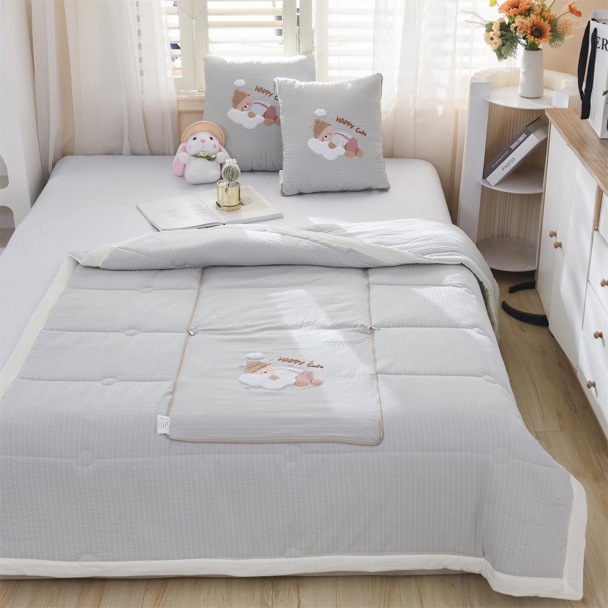 91家纺网 家纺一手货源 找家纺 恋绒家纺 2026新款四季款贴布绣靠枕被抱枕被飞天萌熊 云朵小熊-浅灰