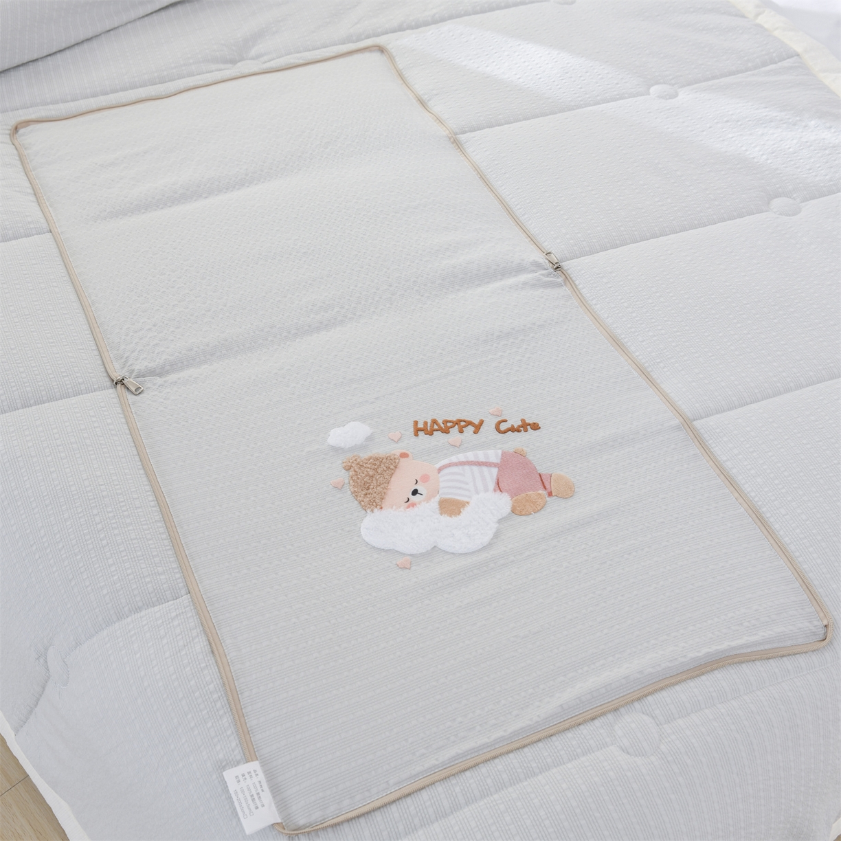 91家纺网 家纺一手货源 找家纺 恋绒家纺 2026新款四季款贴布绣靠枕被抱枕被飞天萌熊 云朵小熊-浅灰