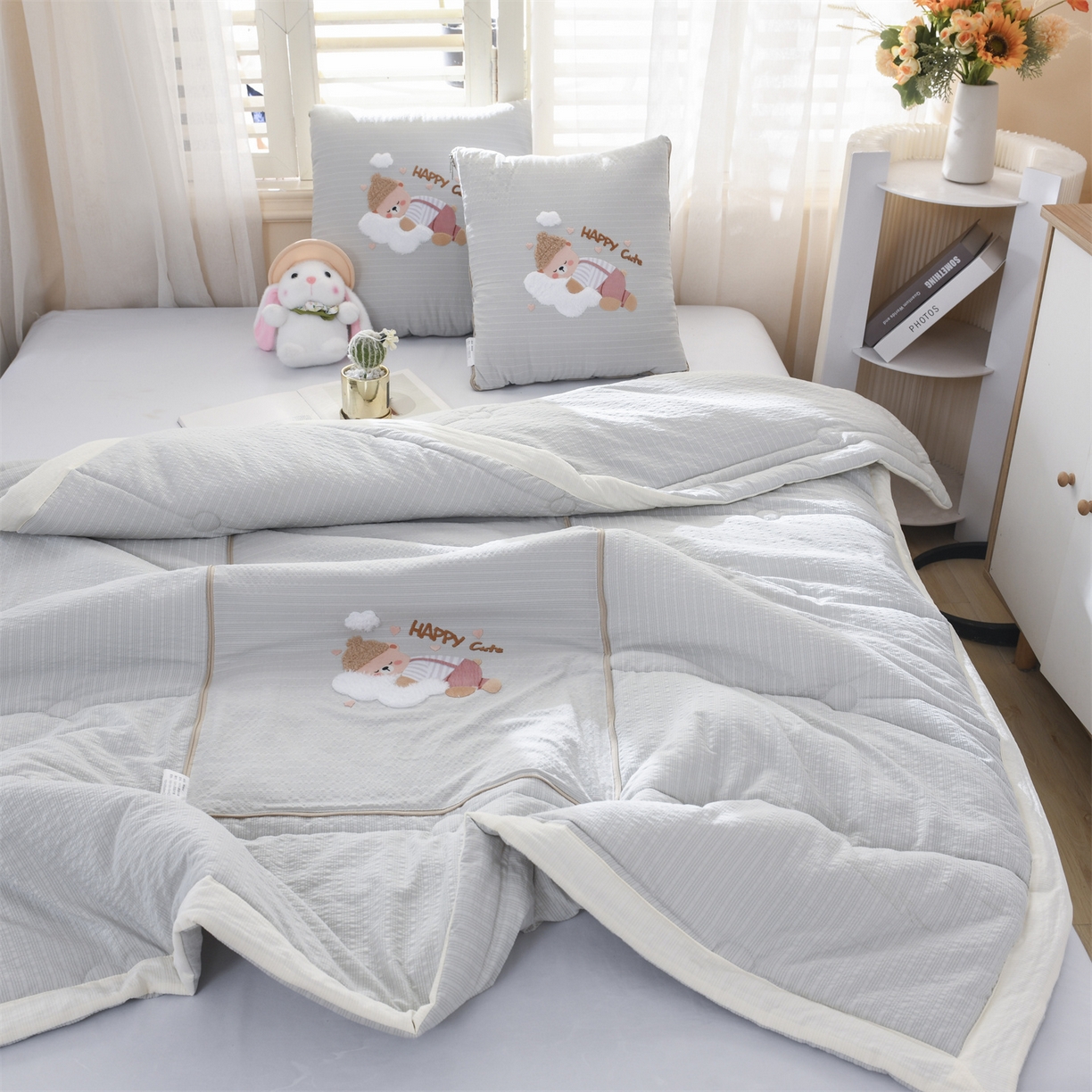 91家纺网 家纺一手货源 找家纺 恋绒家纺 2026新款四季款贴布绣靠枕被抱枕被飞天萌熊 云朵小熊-浅灰