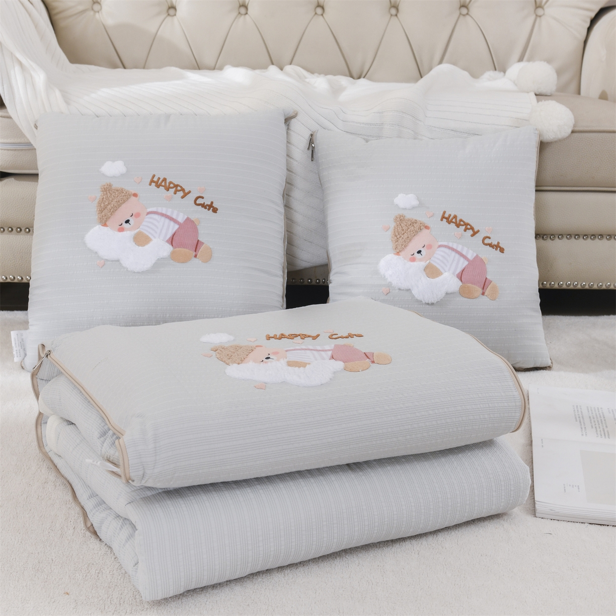 91家纺网 家纺一手货源 找家纺 恋绒家纺 2026新款四季款贴布绣靠枕被抱枕被飞天萌熊 云朵小熊-浅灰