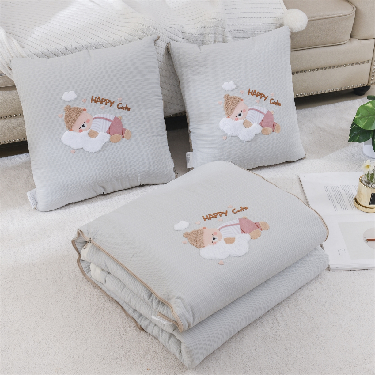 91家纺网 家纺一手货源 找家纺 恋绒家纺 2026新款四季款贴布绣靠枕被抱枕被飞天萌熊 云朵小熊-浅灰