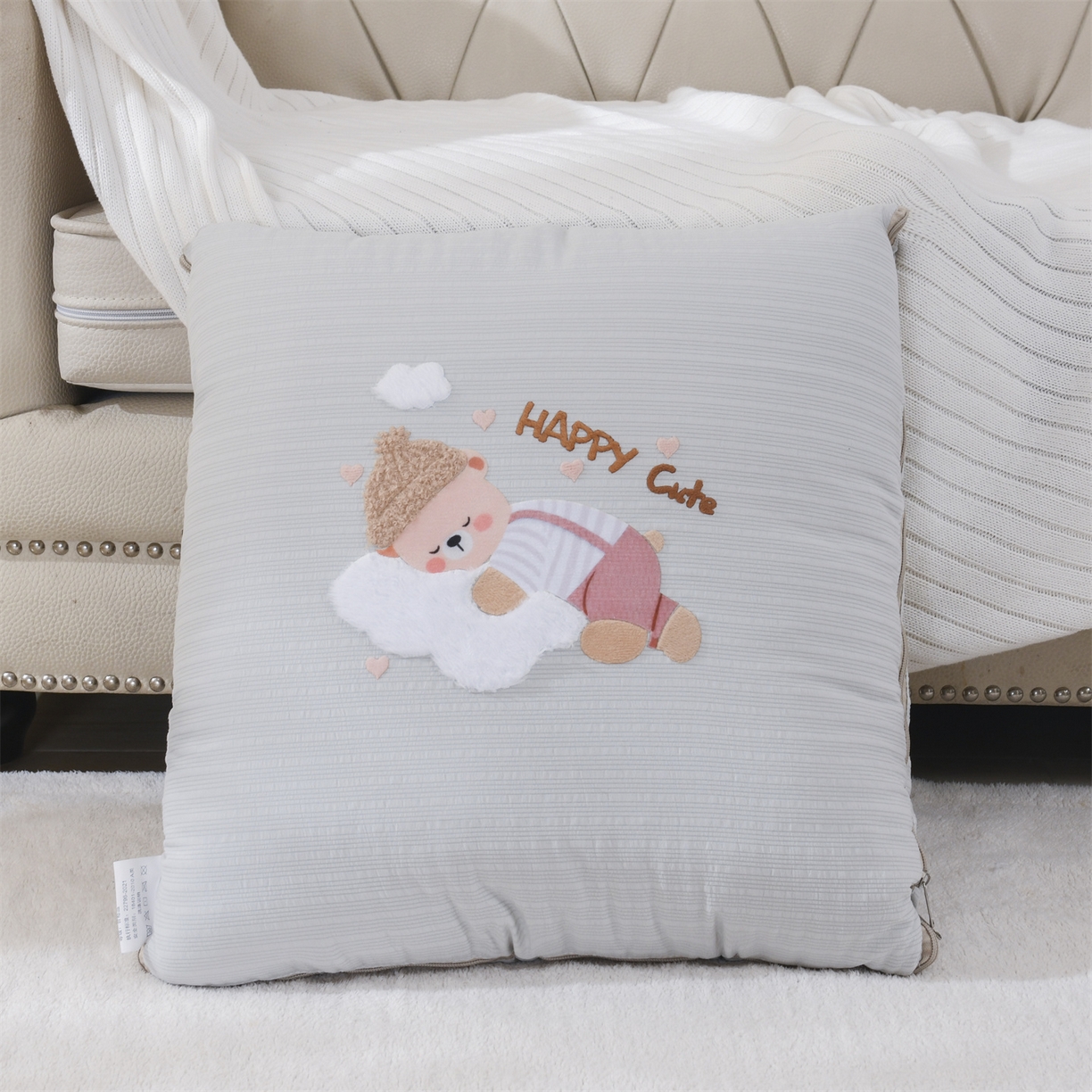 91家纺网 家纺一手货源 找家纺 恋绒家纺 2026新款四季款贴布绣靠枕被抱枕被飞天萌熊 云朵小熊-浅灰