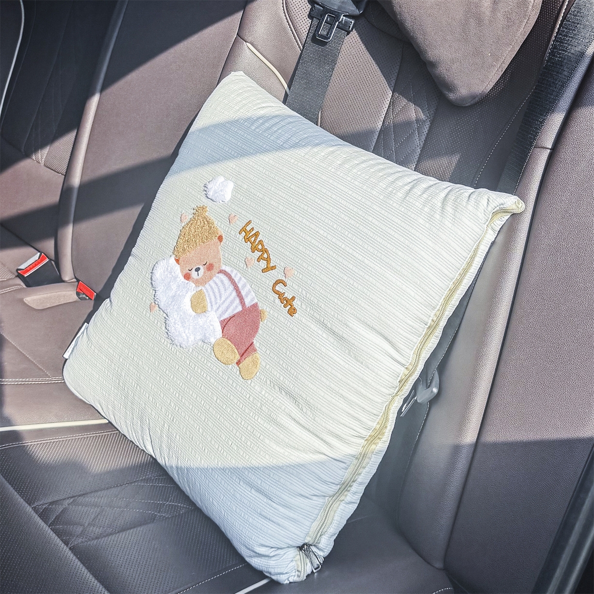 91家纺网 家纺一手货源 找家纺 恋绒家纺 2026新款四季款贴布绣靠枕被抱枕被飞天萌熊 云朵小熊-浅灰